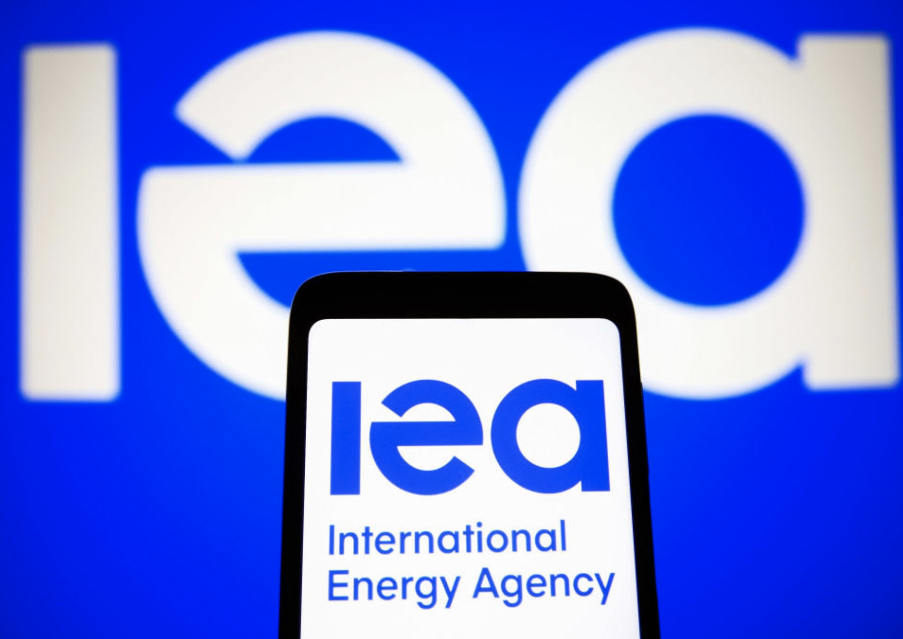 IEA xả kho dự trữ dầu lớn kỷ lục, đối phó cú sốc năng lượng