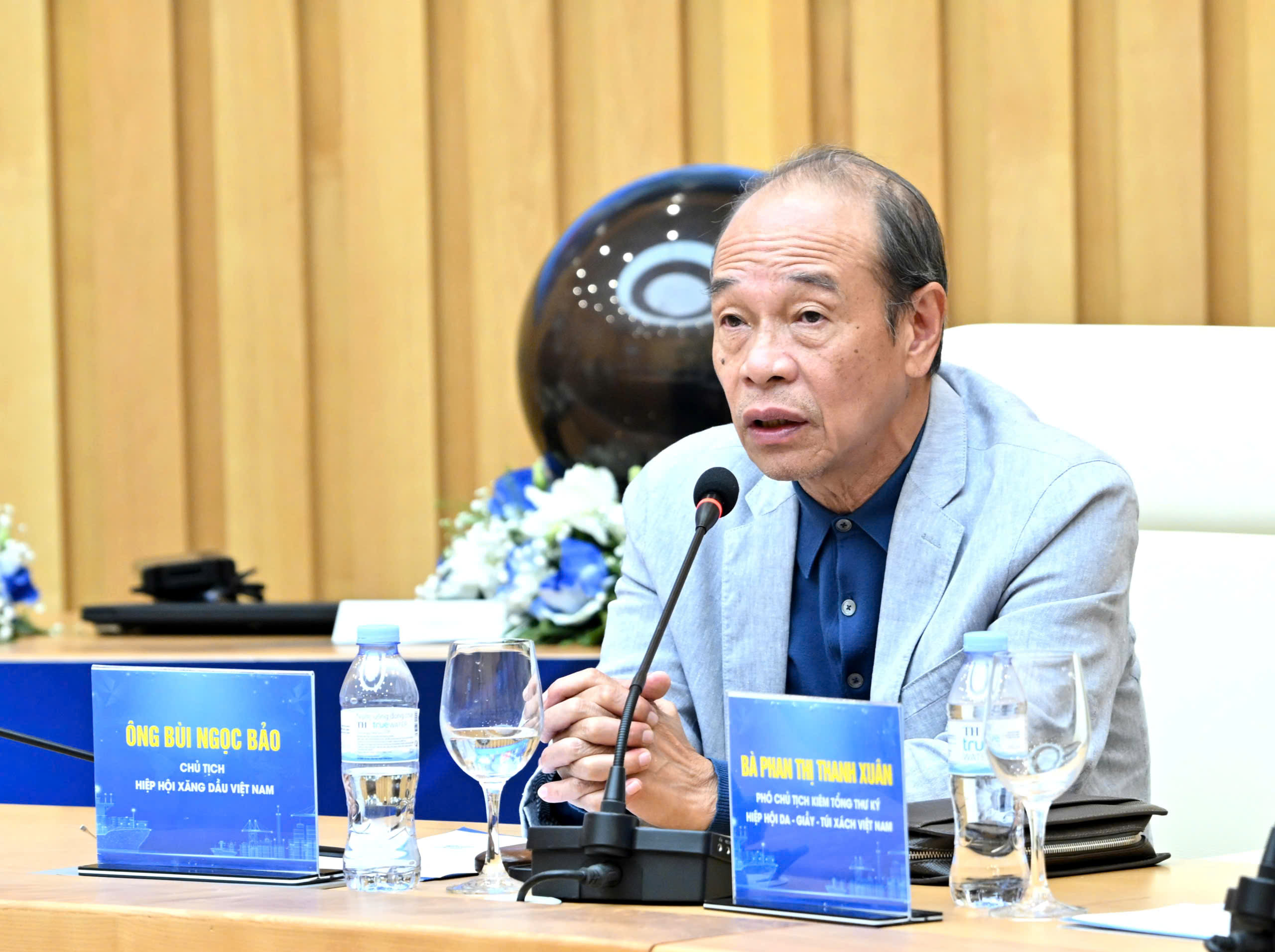 Ngành xăng dầu trước biến động toàn cầu: Tăng dự trữ, mở nguồn cung