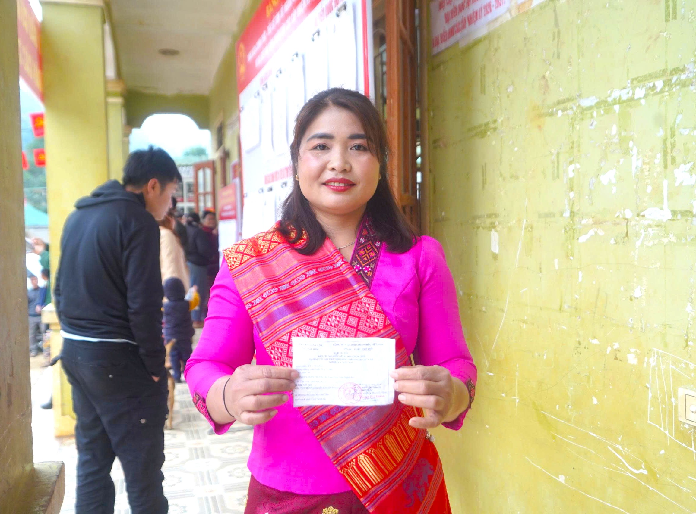 Đồng bào Tày Poọng dậy sớm, mặc đẹp, háo hức đi bầu cử 