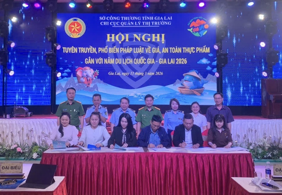 Quản lý thị trường Gia Lai phổ biến quy định về giá, an toàn thực phẩm