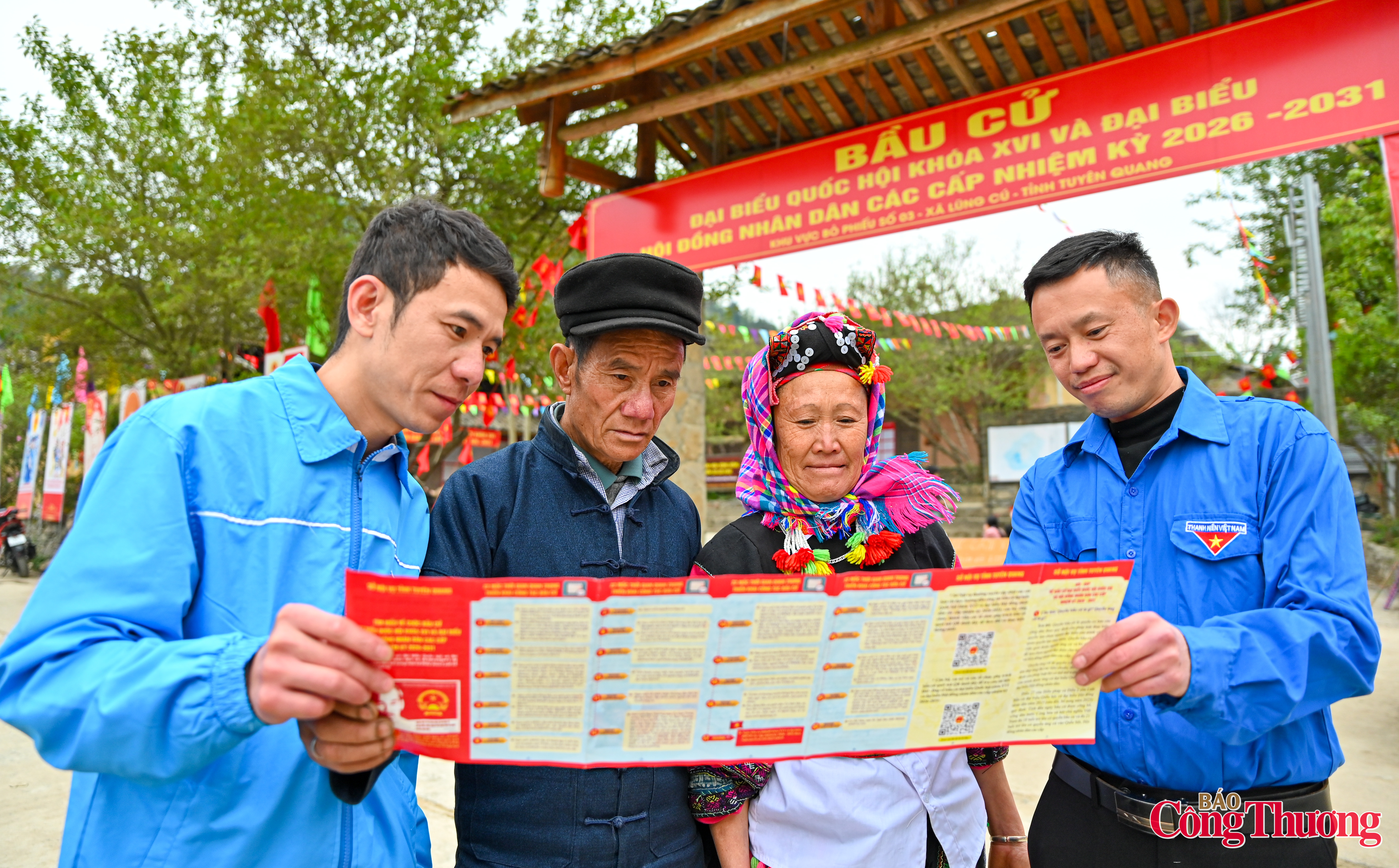 Vùng cực Bắc Việt Nam rực rỡ cờ hoa đón ngày hội non sông