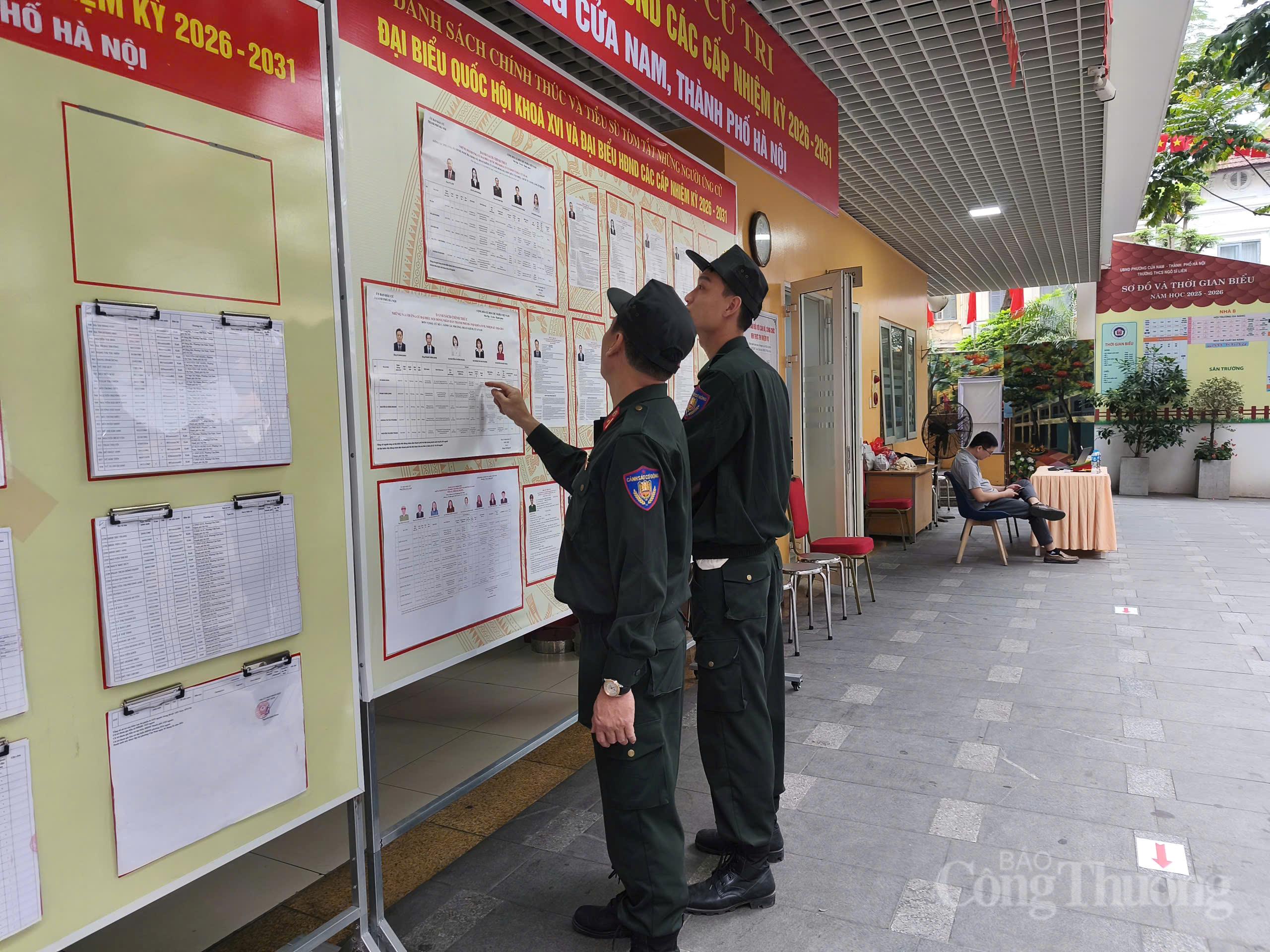 Cử tri phường Cửa Nam (TP. Hà Nội) nô nức đi bỏ phiếu từ sáng sớm