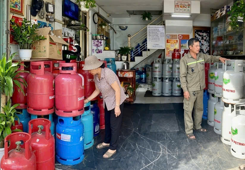 TP. Hồ Chí Minh: Nguồn cung gas hạn chế, nhiều cửa hàng chỉ còn bình nhỏ