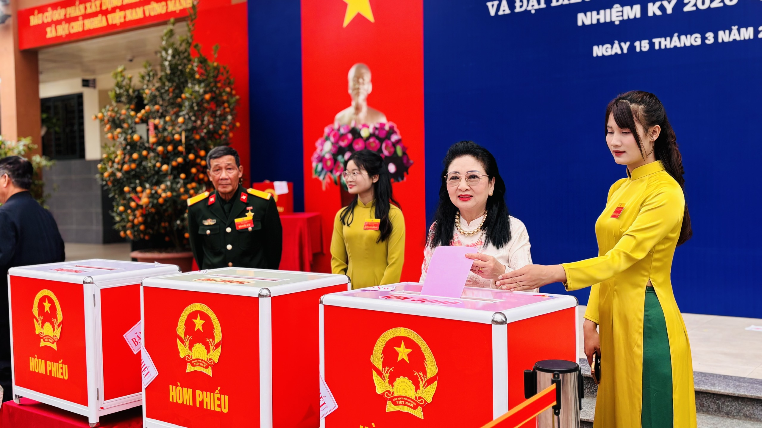 Cử tri phường Ba Đình phấn khởi tham gia ngày hội non sông