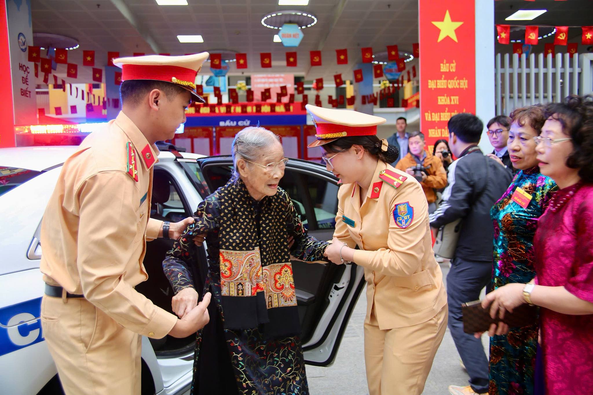Cảnh sát giao thông Hà Nội hỗ trợ cử tri 101 tuổi đi bỏ phiếu