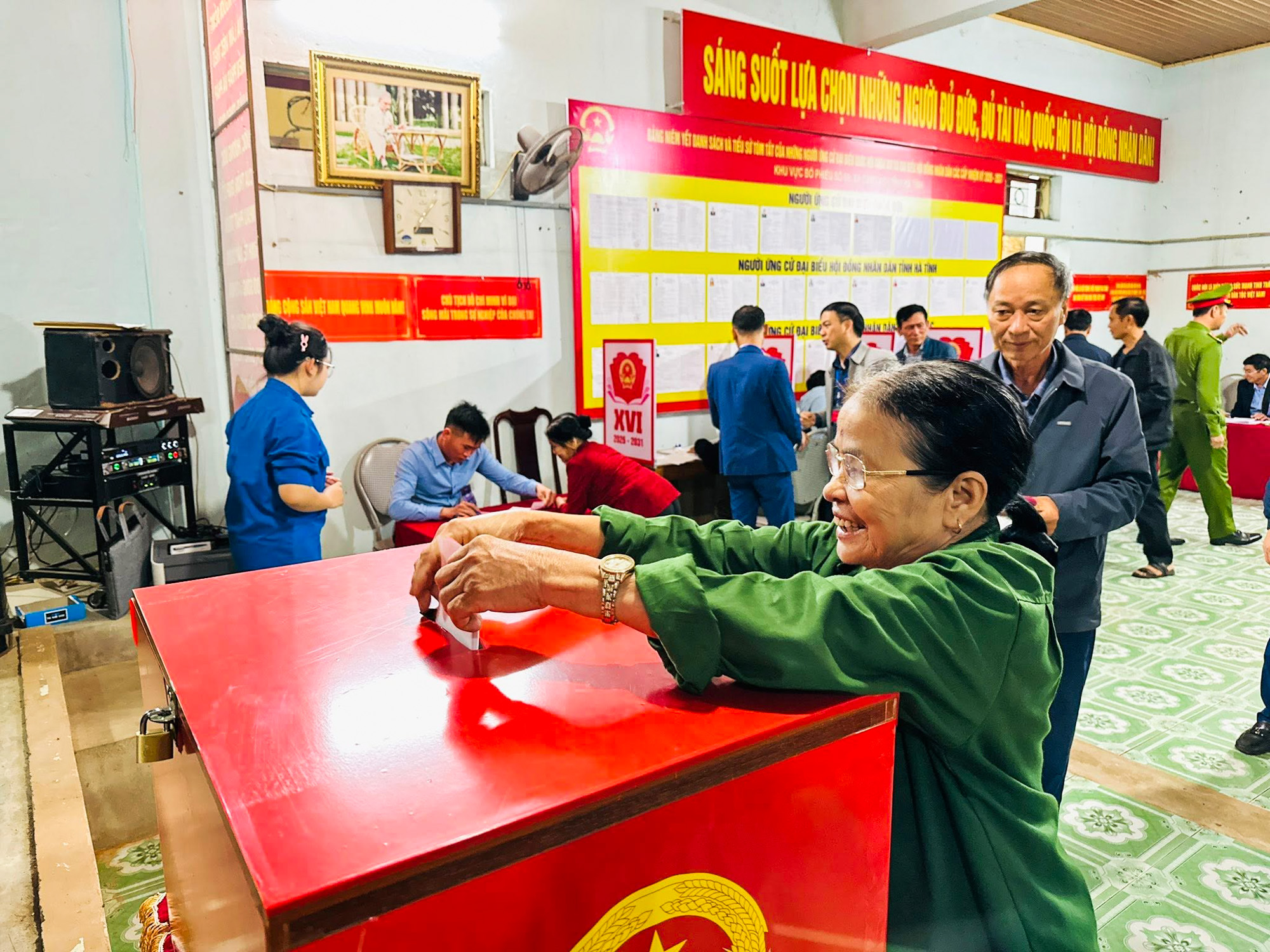 Cử tri Hà Tĩnh tham gia bỏ phiếu đạt gần 100%