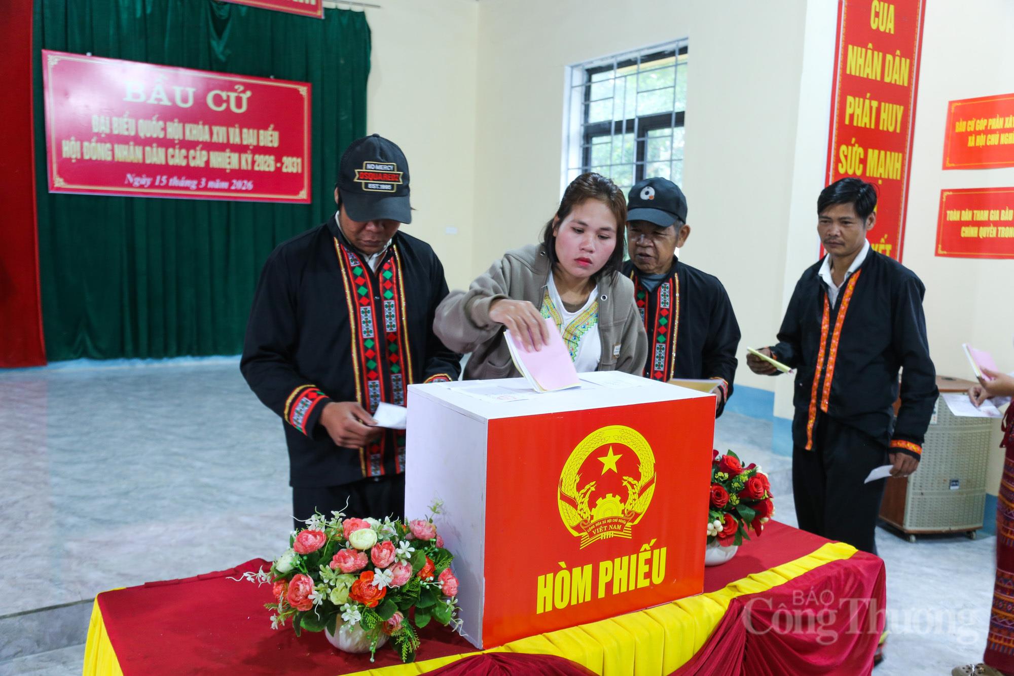 Bố trí xe và bữa ăn sáng cho cử tri đồng bào dân tộc Chứt 