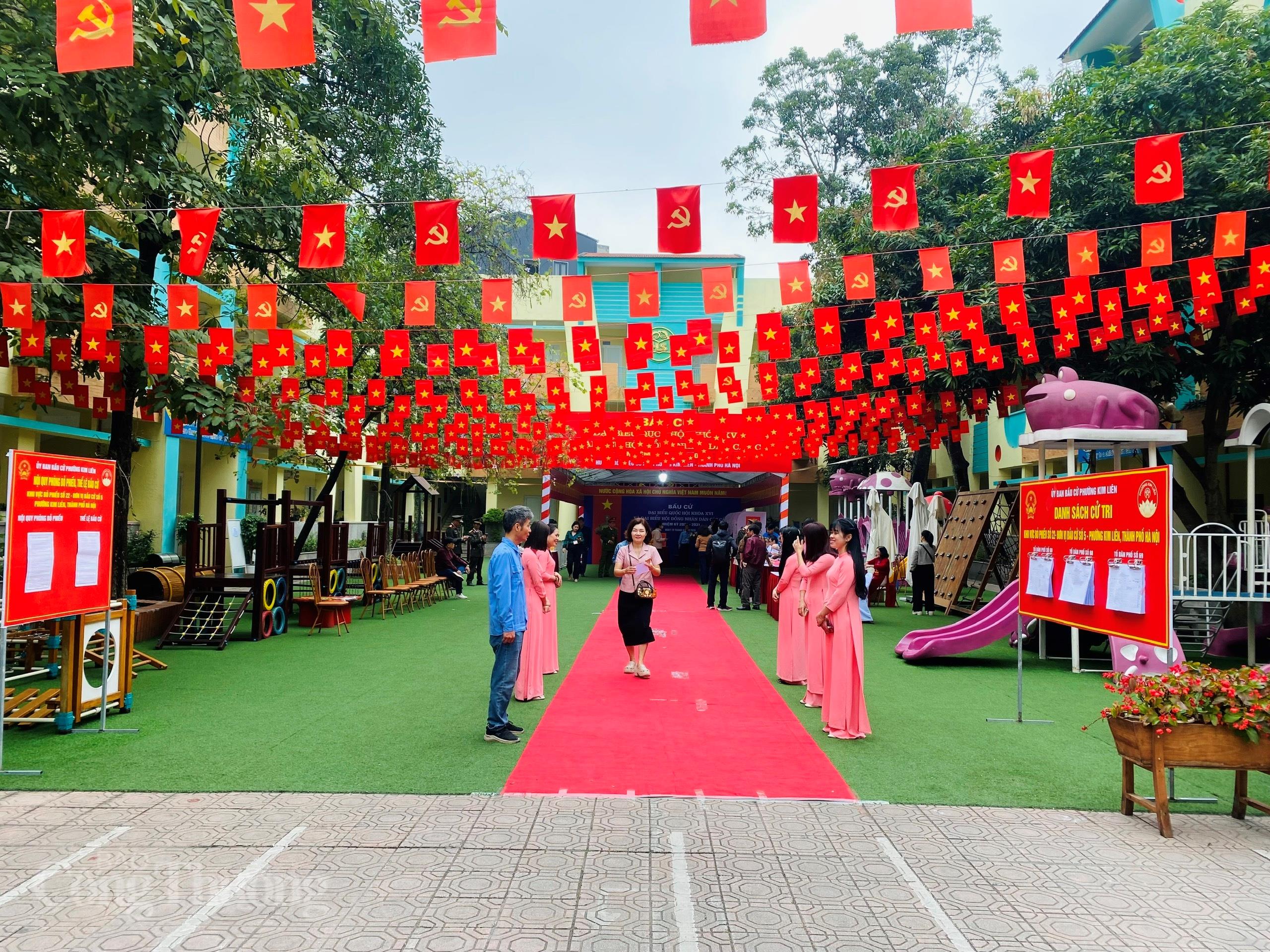 Không khí ngày hội bầu cử lan tỏa khắp phường Kim Liên