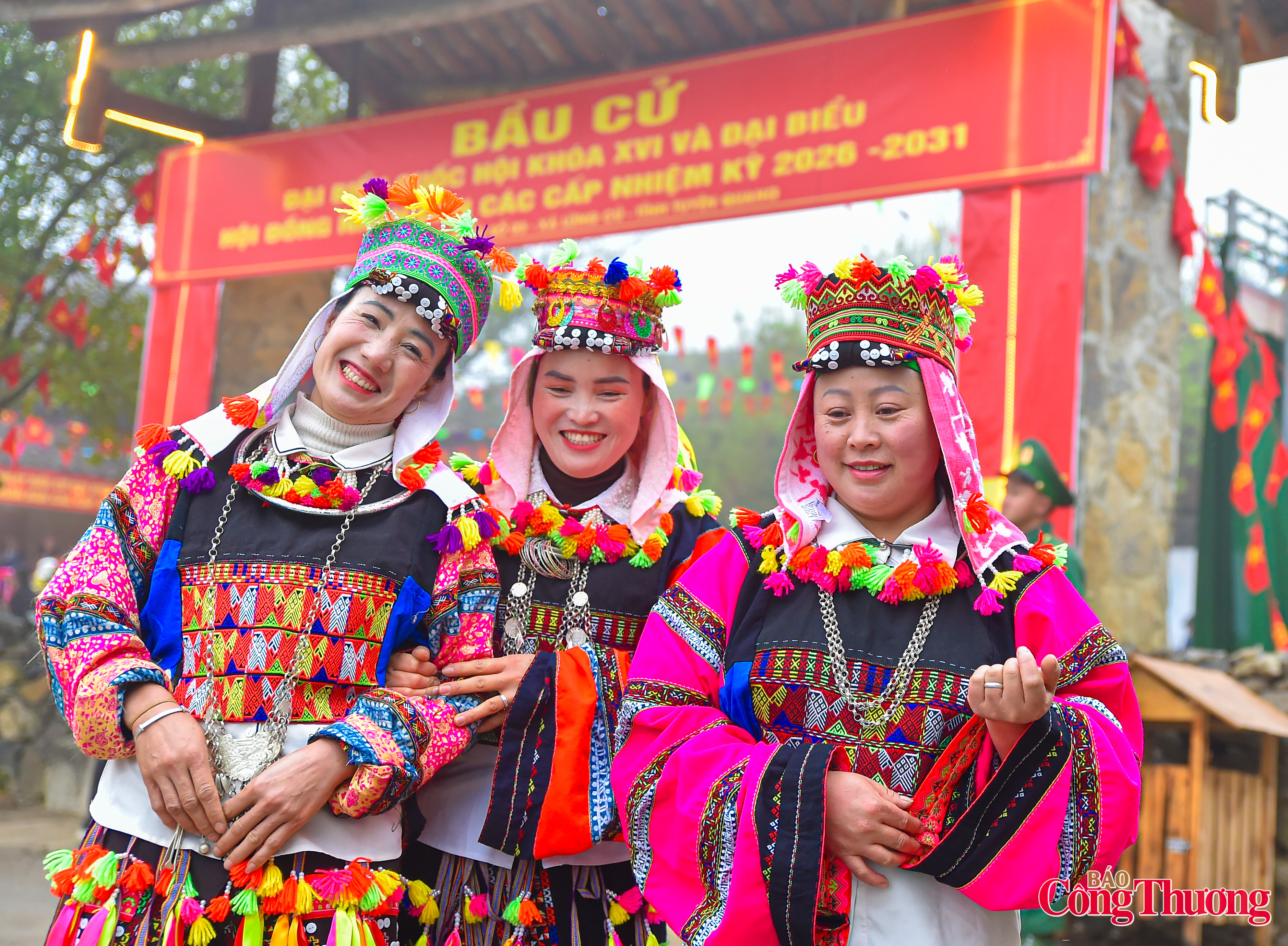 Chùm ảnh: Ngày hội bầu cử rực rỡ sắc màu dân tộc dưới chân cột cờ Lũng Cú