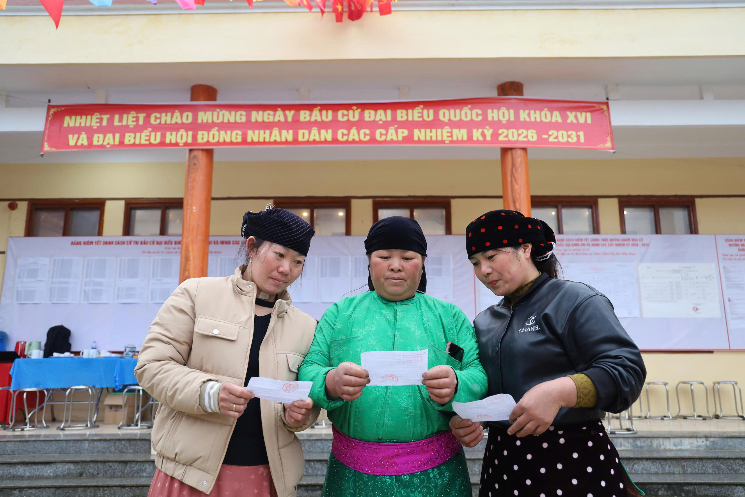 Cử tri Lũng Cú đội mưa tham gia bầu cử