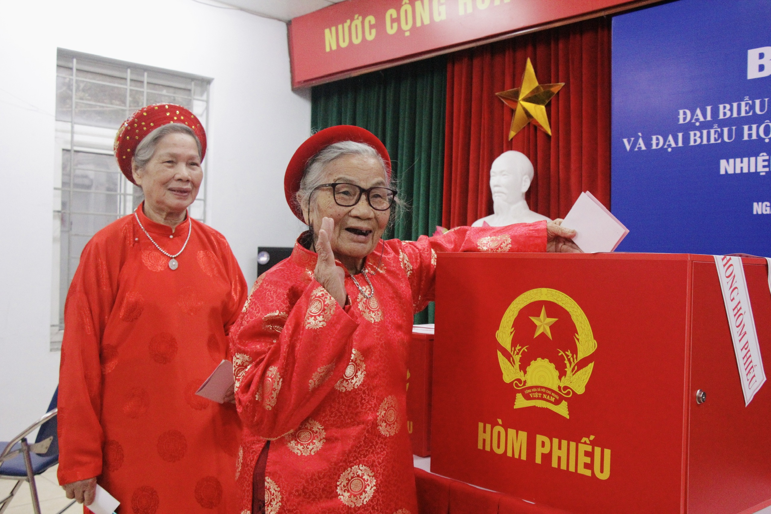 Tự hào lá phiếu cử tri trong ngày hội non sông