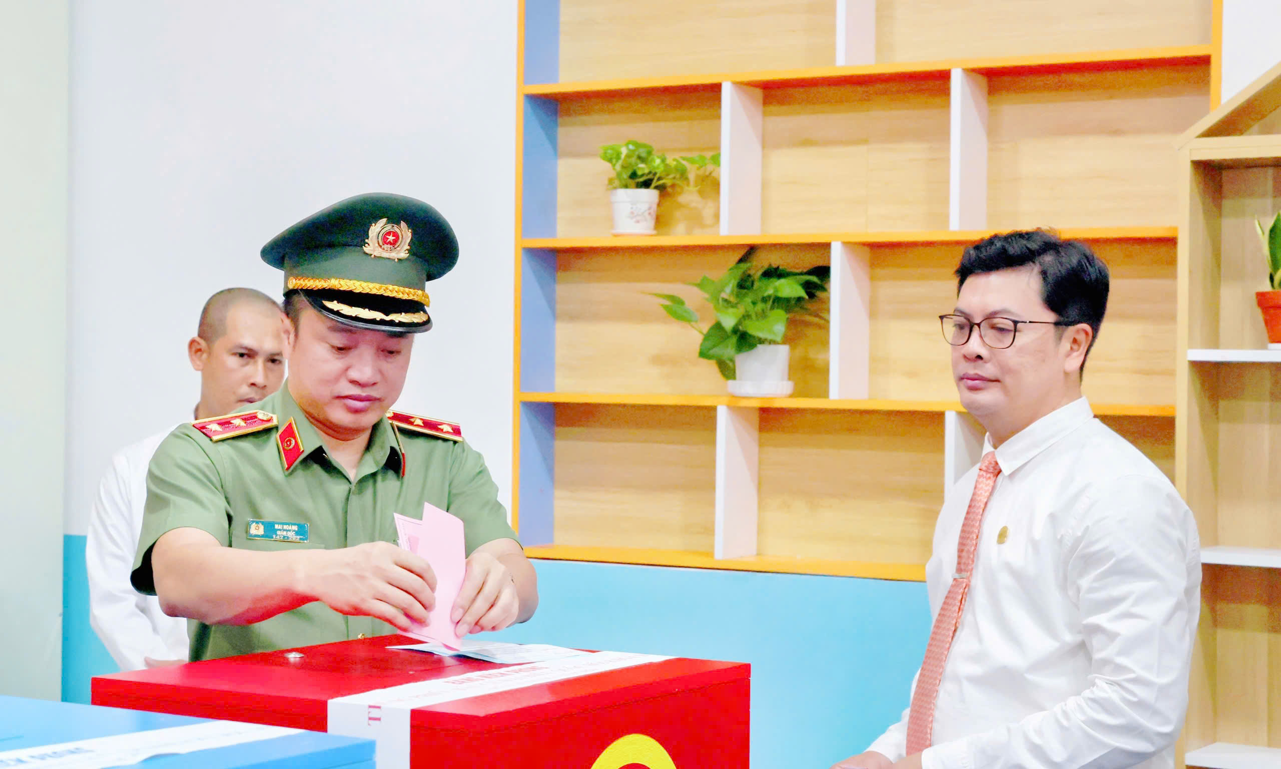 Công an TP. Hồ Chí Minh sát cánh cùng cơ sở trong ngày bầu cử