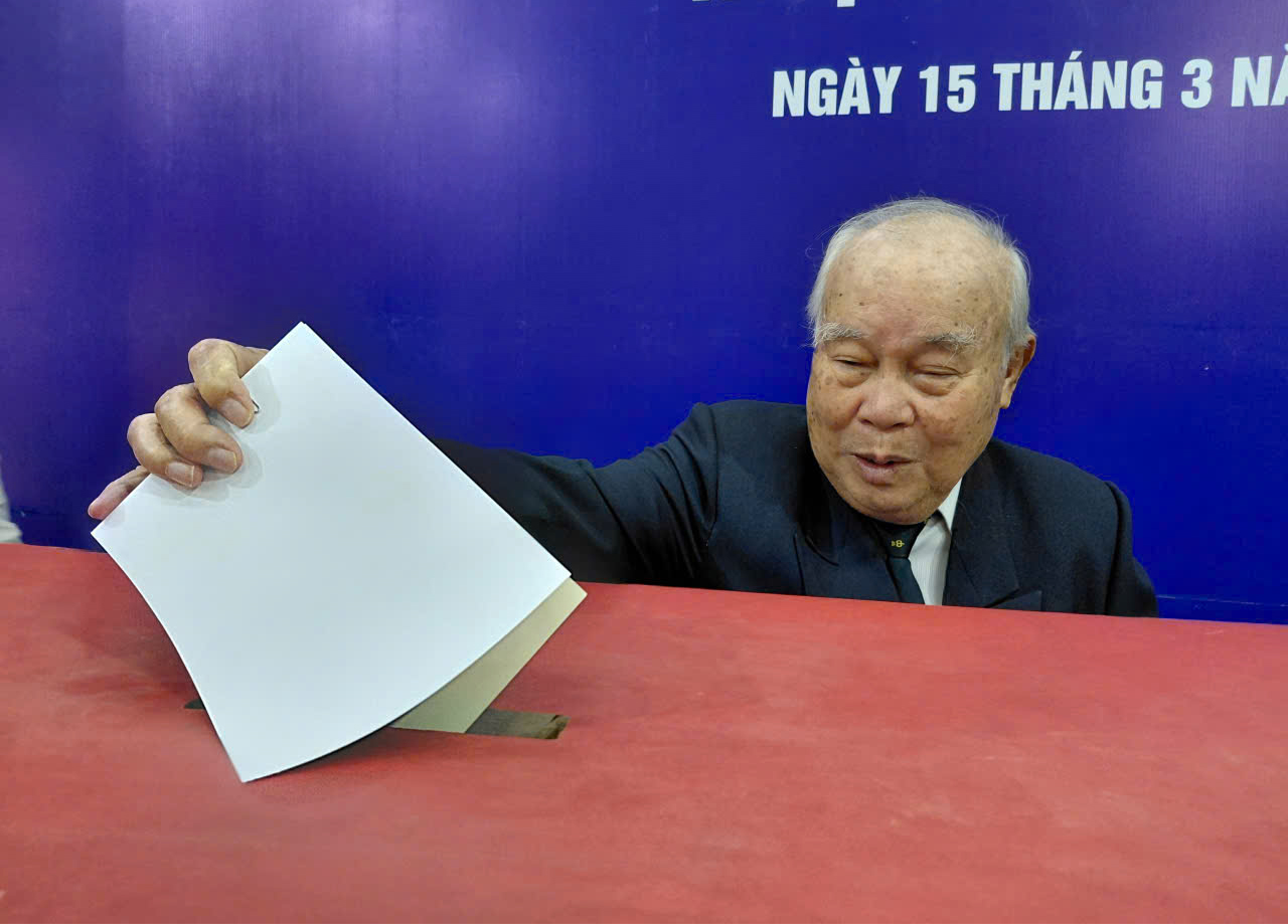 Lá phiếu của thế hệ đi trước và niềm tin vào tương lai đất nước