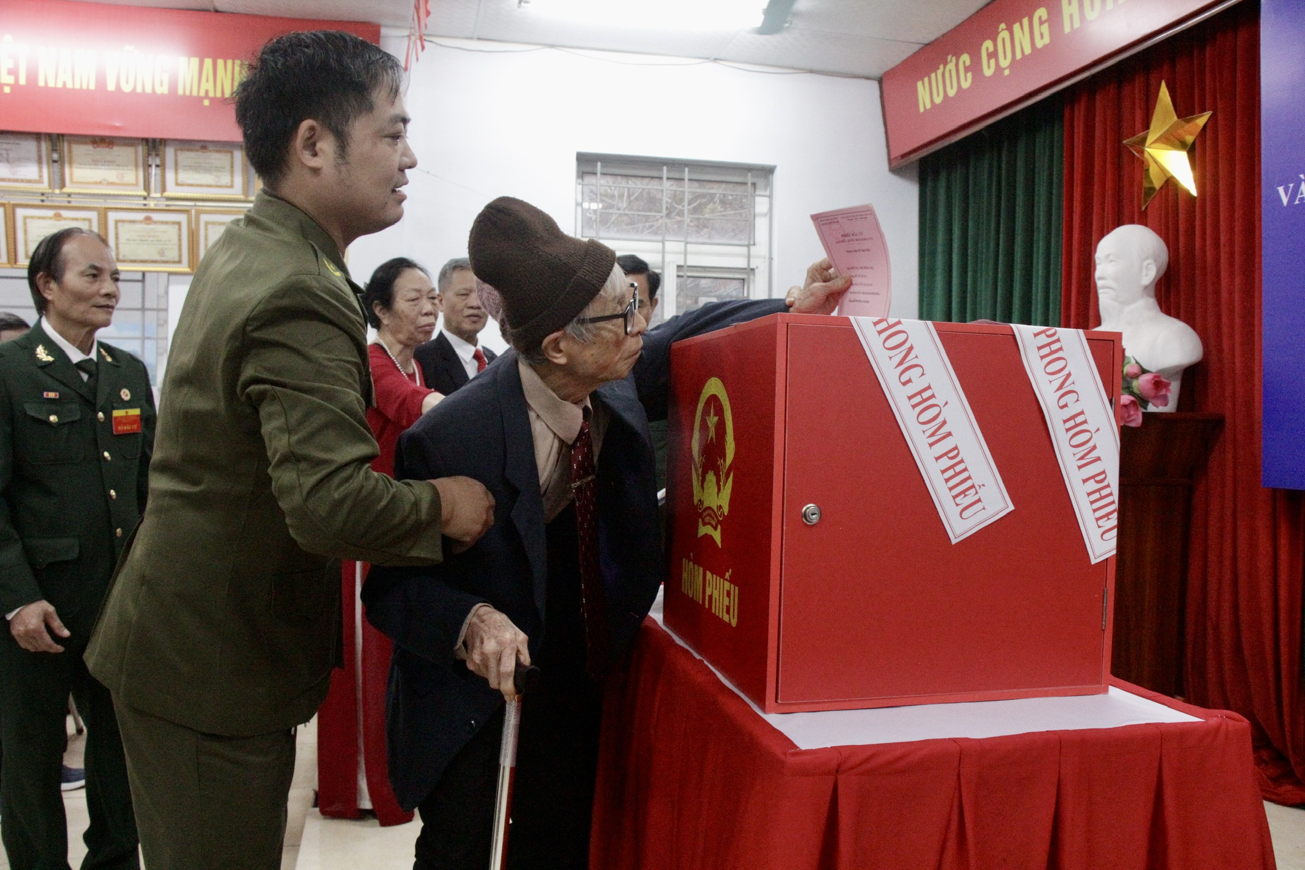 Những 'cây cao bóng cả' góp sức cho ngày hội non sông