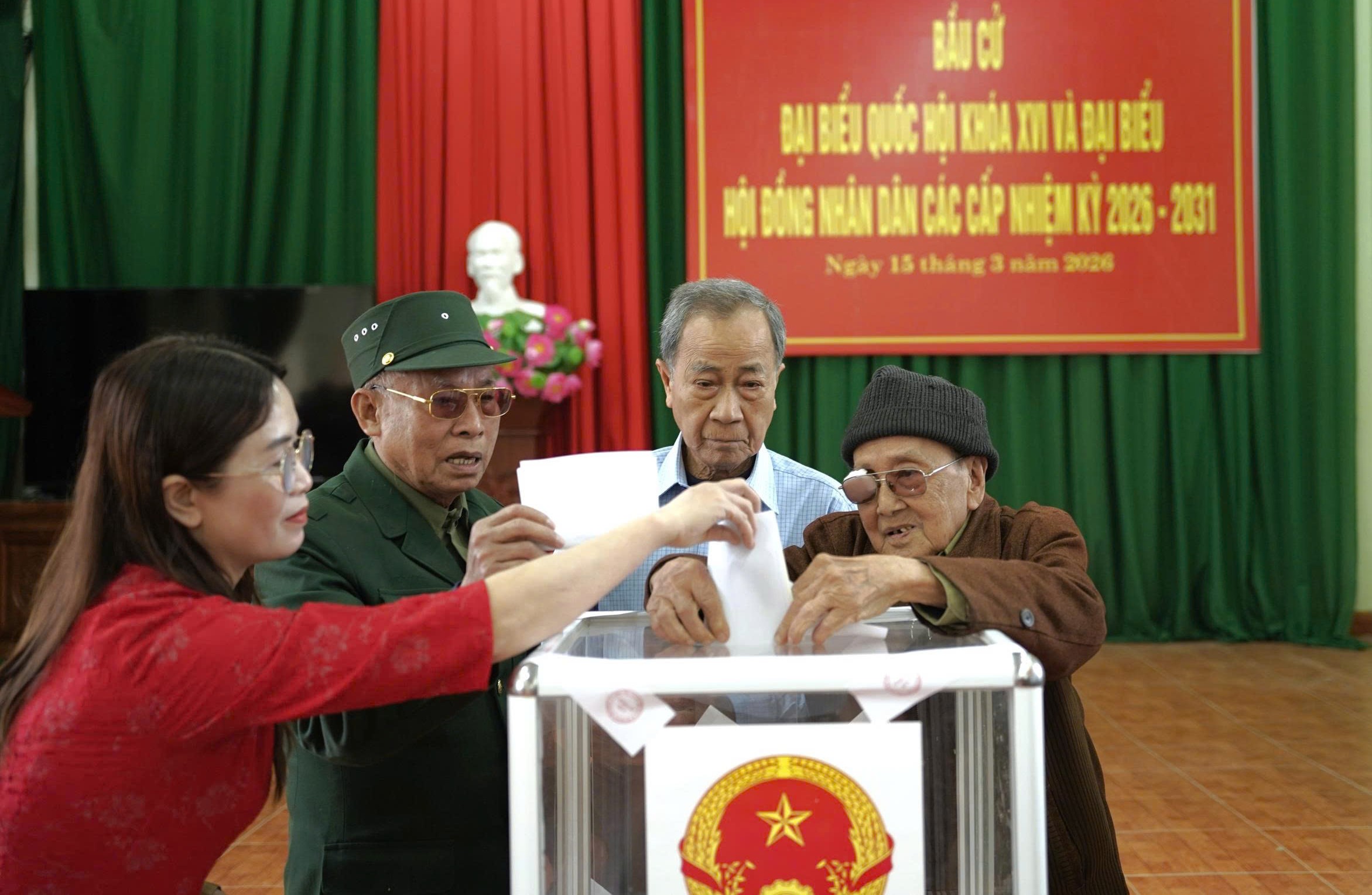 Cử tri Thanh Hóa hân hoan bầu cử, gửi trọn niềm tin vào nhiệm kỳ mới