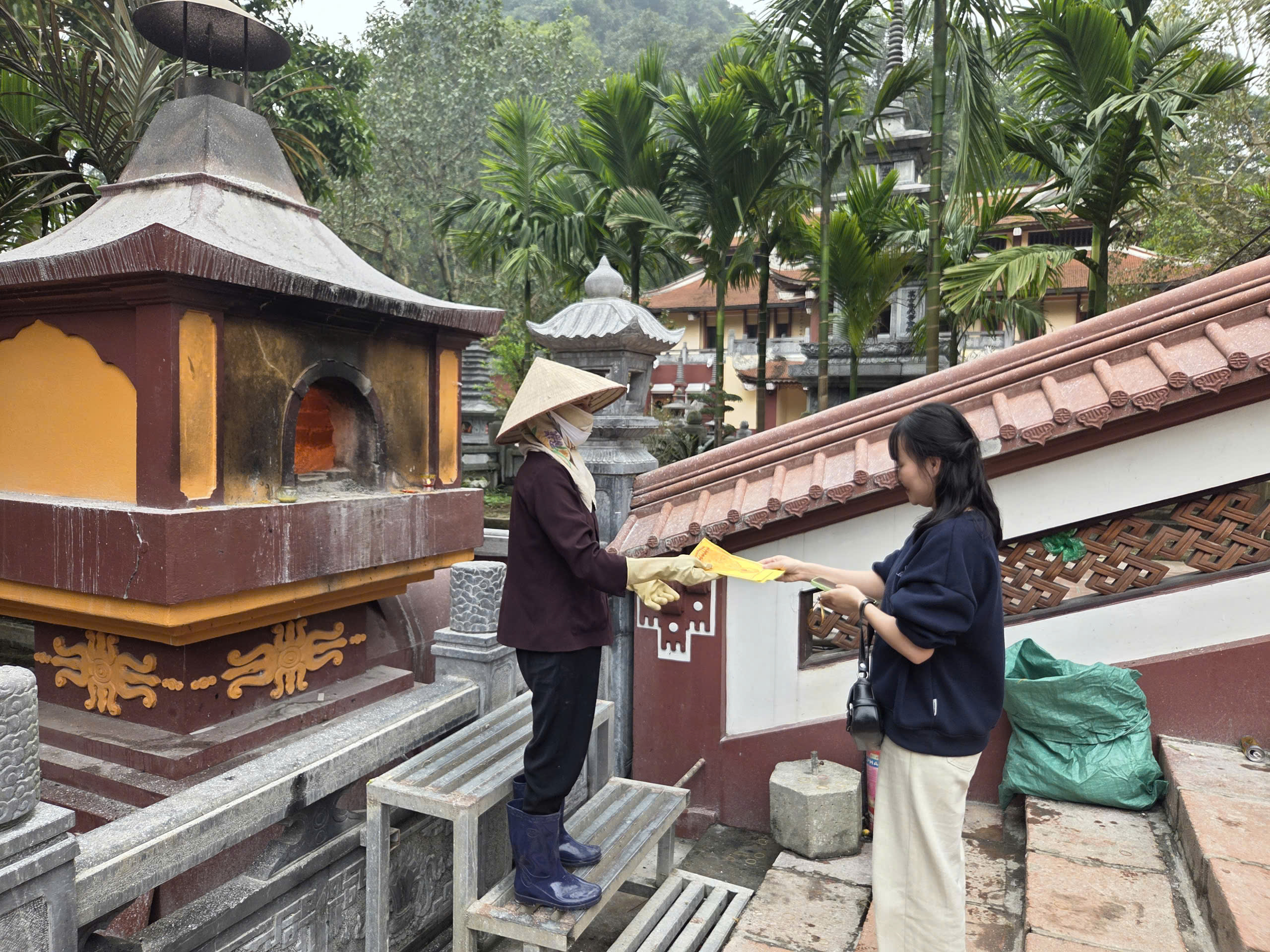 Bỏ đốt vàng mã: Vì sao nơi làm được, nơi vẫn còn ‘rực lửa’? Bài 1: Chuyến biến tích cực ở chốn tâm linh