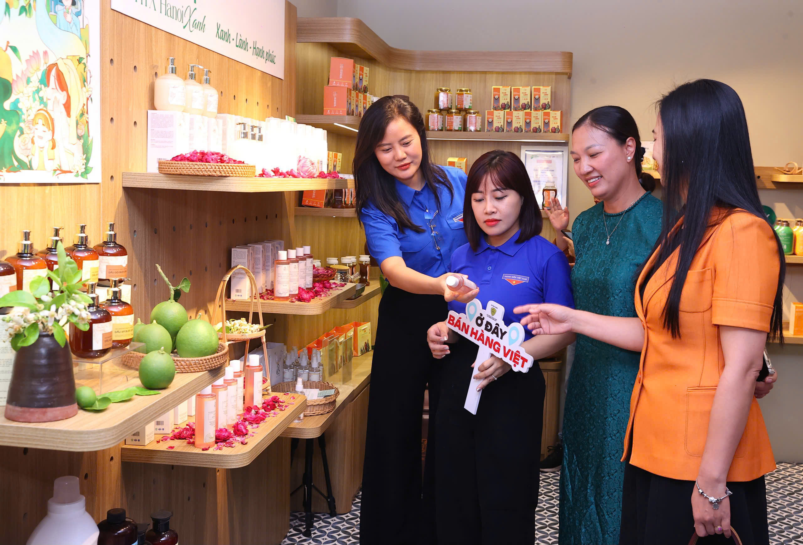 Khai mạc Không gian trưng bày, livestream 'Sức sống hàng Việt' lần 3