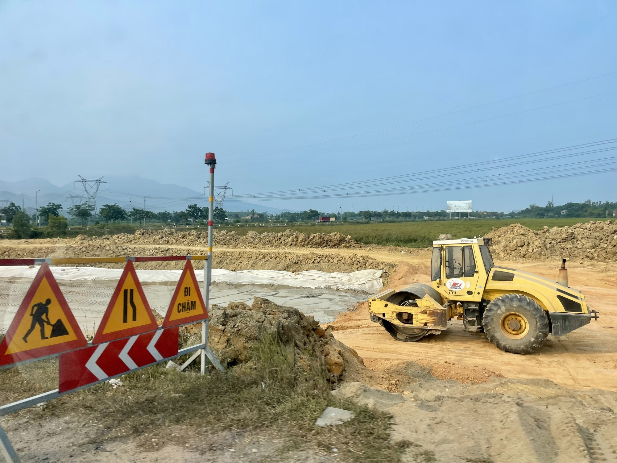 Thủ tướng yêu cầu kiểm soát giá vật liệu, tăng tốc giải phóng mặt bằng dự án