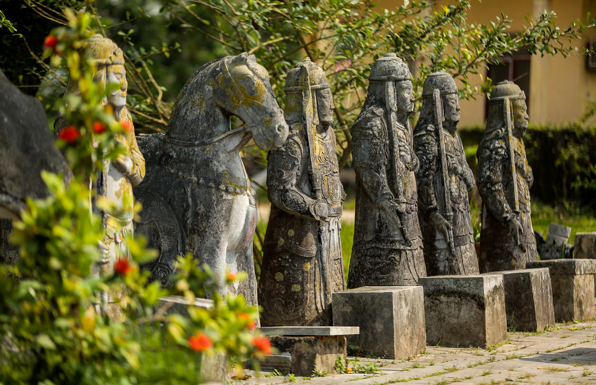 Bên trong lăng mộ đá cổ gần 300 năm phủ đầy rêu phong ở xứ Thanh