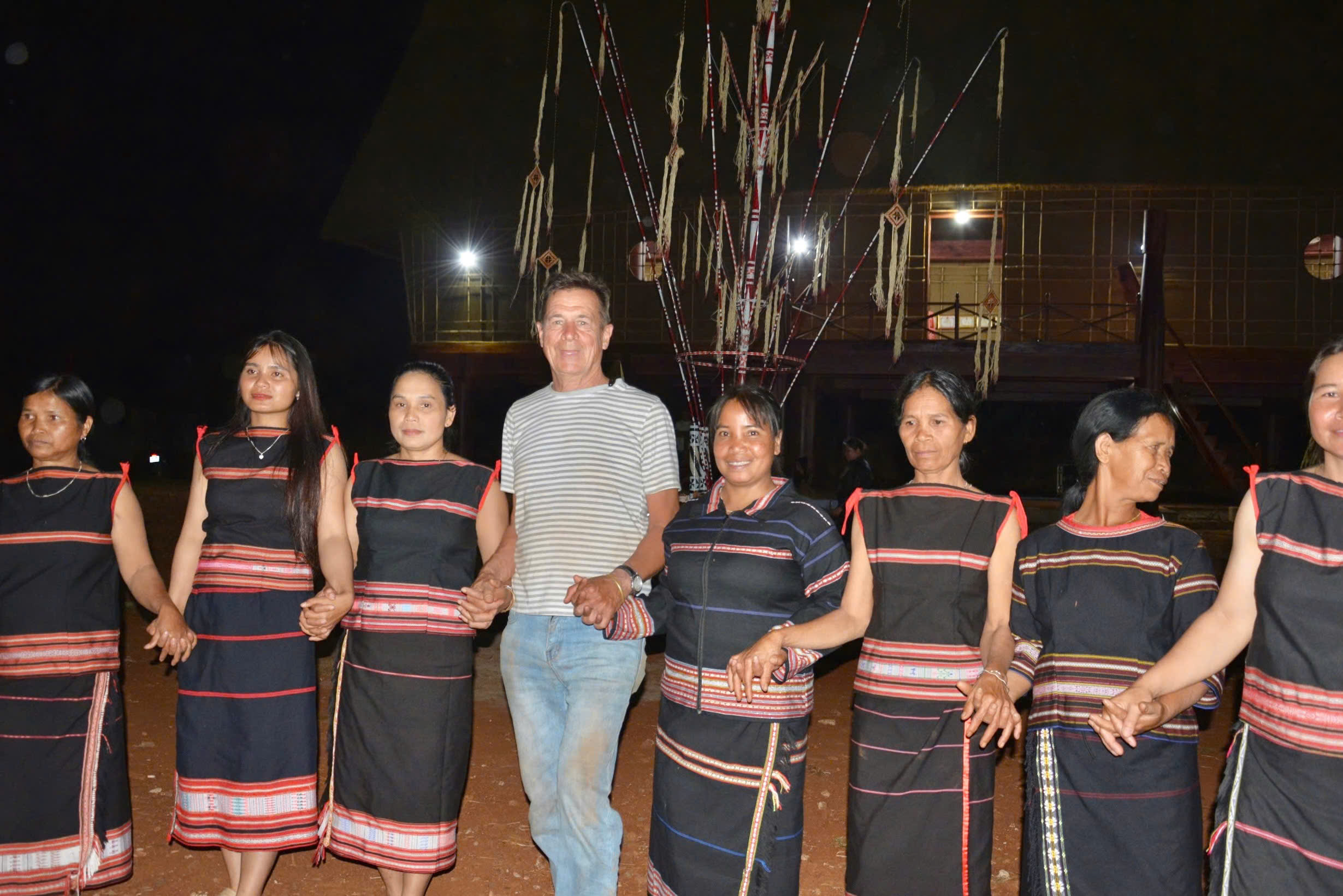 Khách Tây 'phải lòng' du lịch cộng đồng ở Gia Lai