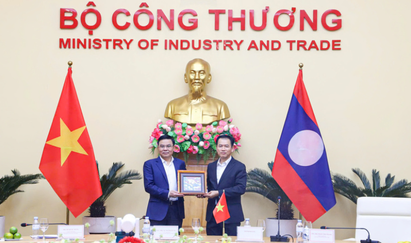 Quyền Bộ trưởng Lê Mạnh Hùng làm việc với Bộ trưởng Bộ Công Thương Lào