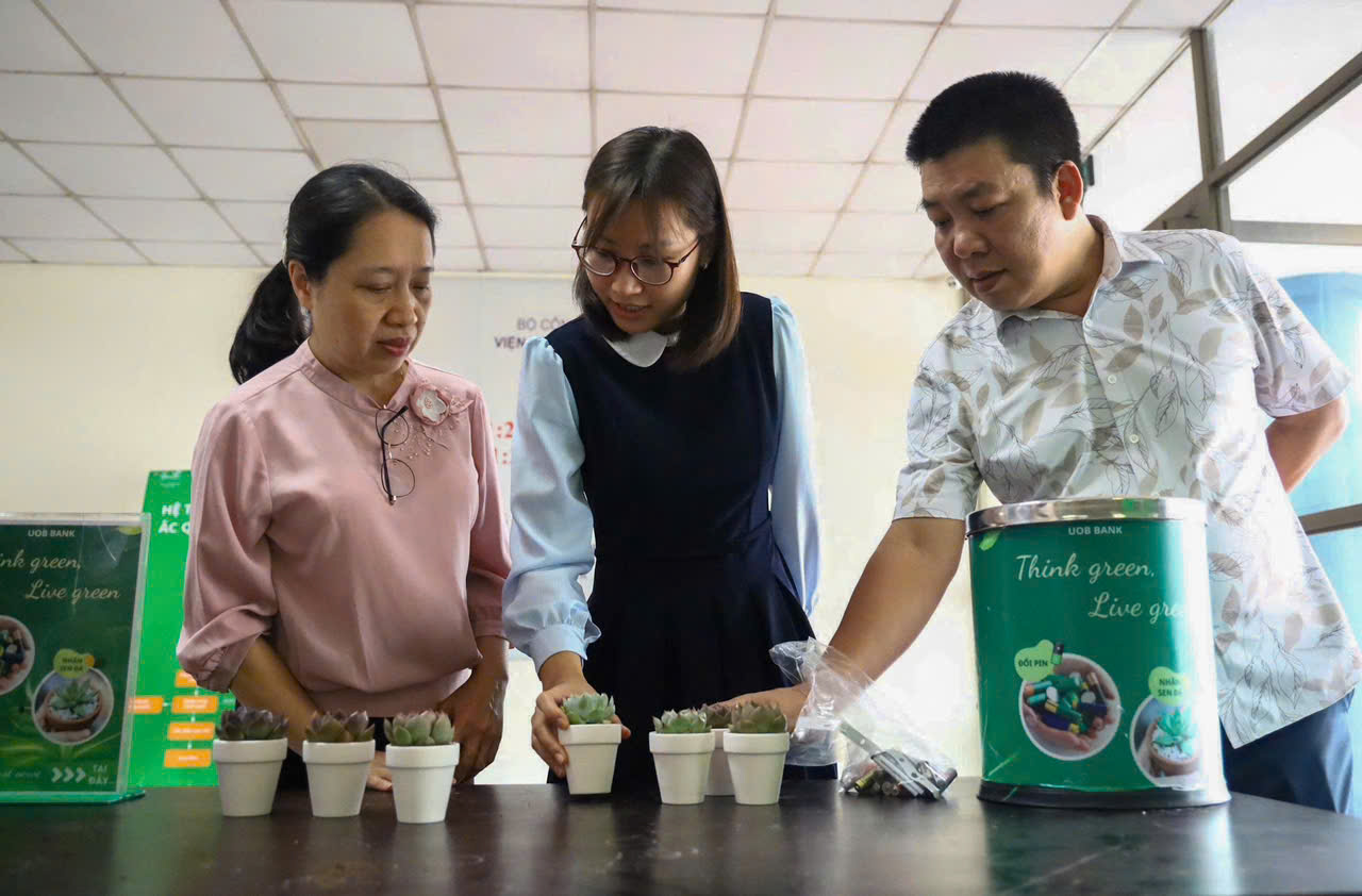 Đổi pin cũ lấy cây xanh: Lan tỏa lối sống xanh trong ngành Công Thương