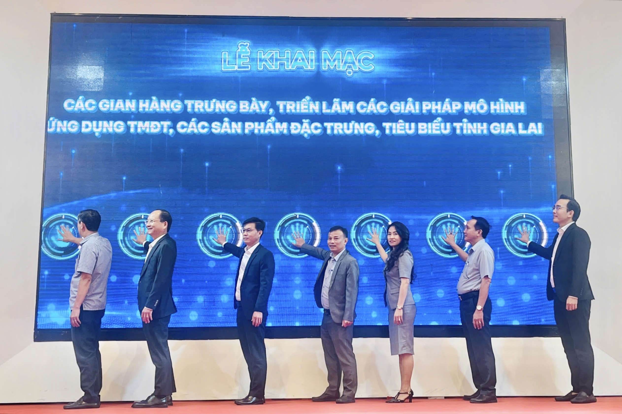 Khai mạc không gian trưng bày, triển lãm thương mại điện tử Gia Lai