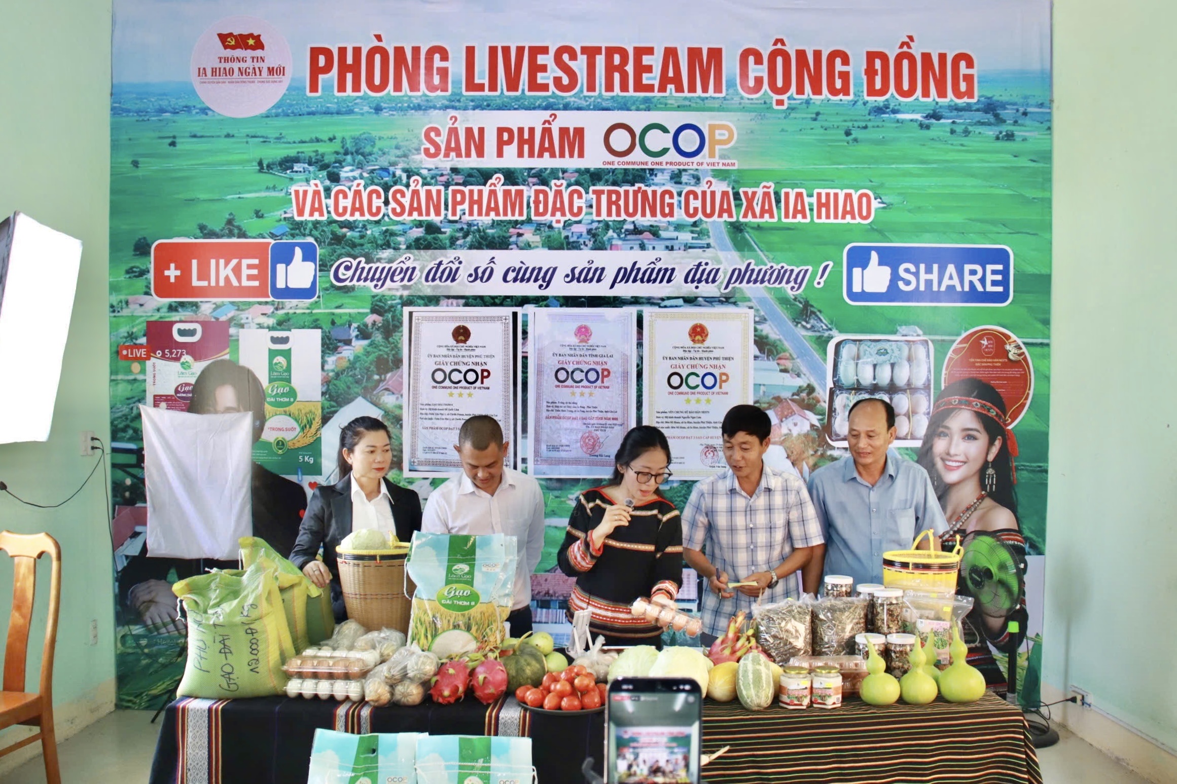 Gia Lai: Lãnh đạo xã lên sóng bán nông sản, gây quỹ cho 1.000 học sinh