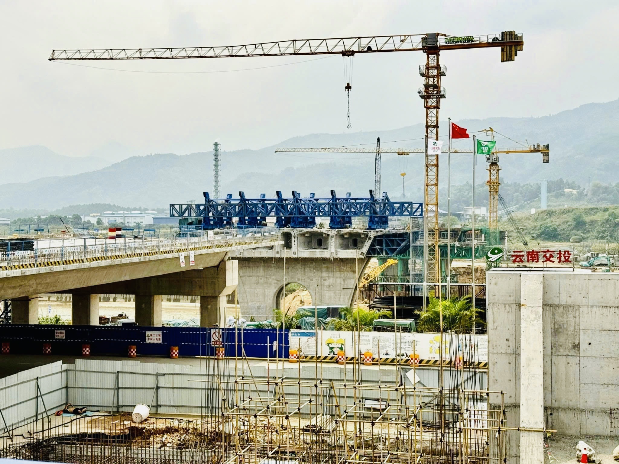 Cận cảnh hiện trường thi công cầu Bá Sái - Bát Xát, biên giới Việt - Trung