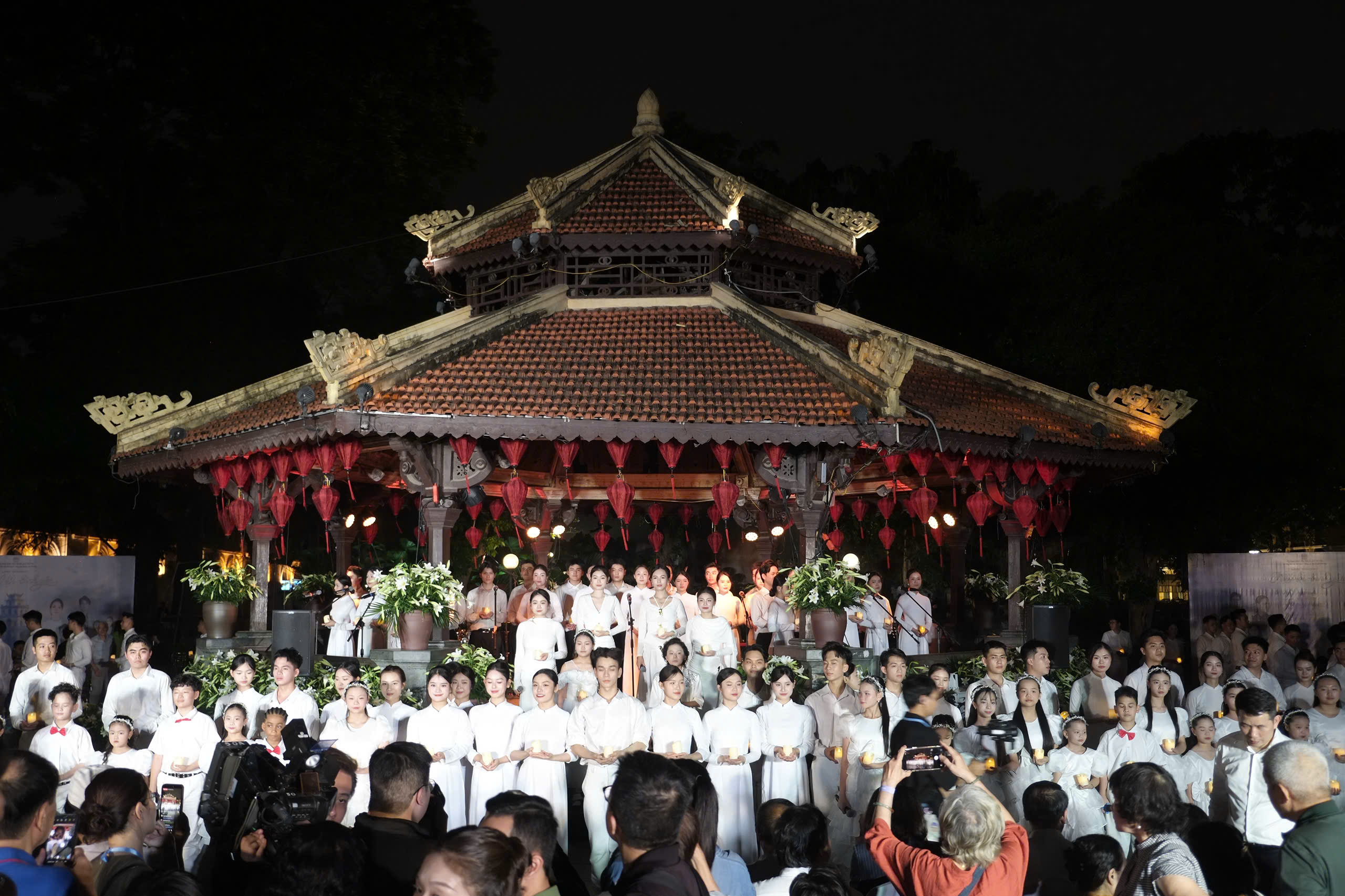 Hàng nghìn khán giả hòa cùng 'Hà Nội bình yên' hưởng ứng Giờ Trái đất 2026