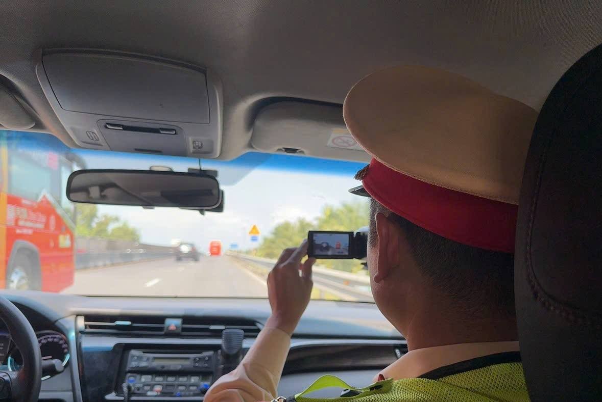 Phạt nguội nhiều lái xe không bật xi-nhan khi chuyển làn trên cao tốc