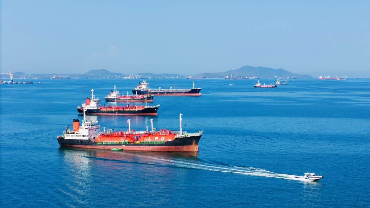 Iran cho phép tàu Pakistan qua Hormuz, Thái Lan đạt thỏa thuận hiếm hoi