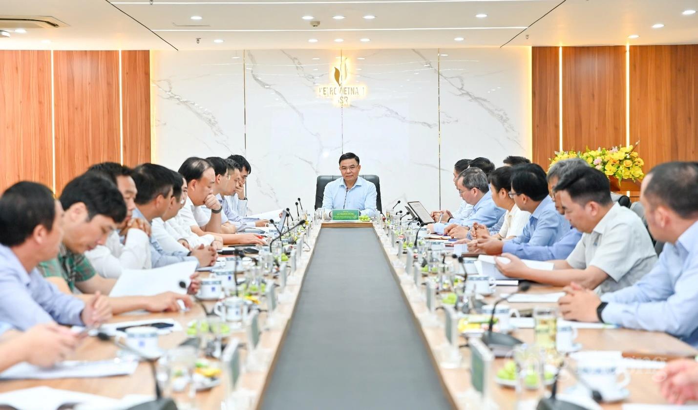 Quyền Bộ trưởng Bộ Công Thương Lê Mạnh Hùng làm việc với BSR về đảm bảo an ninh năng lượng giai đoạn mới