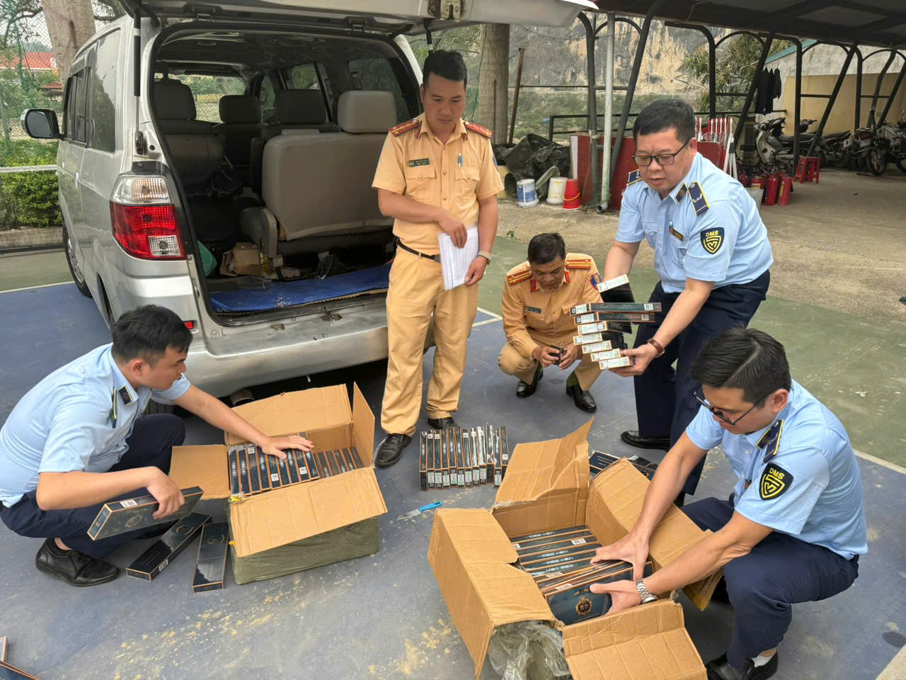 Lạng Sơn: Kiểm tra xe ô tô phát hiện gần 1.000 bao thuốc lá nhập lậu