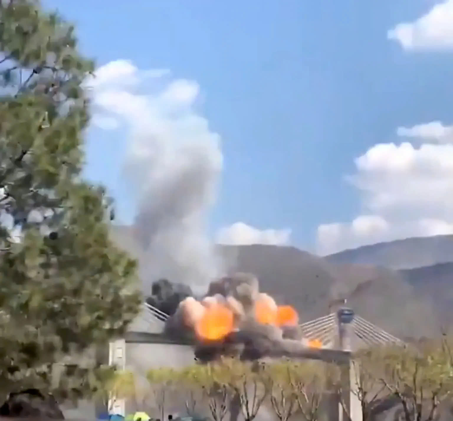 Mỹ đánh sập cây cầu lớn nhất Iran khiến nhiều người thương vong