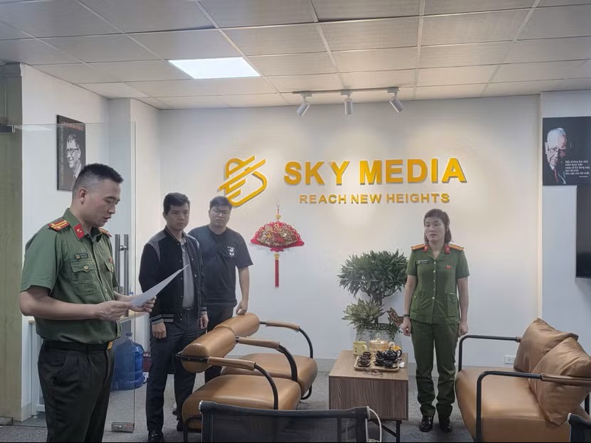 Lừa bán điện thoại giá cao, ổ nhóm đa cấp Sky Media bị bắt