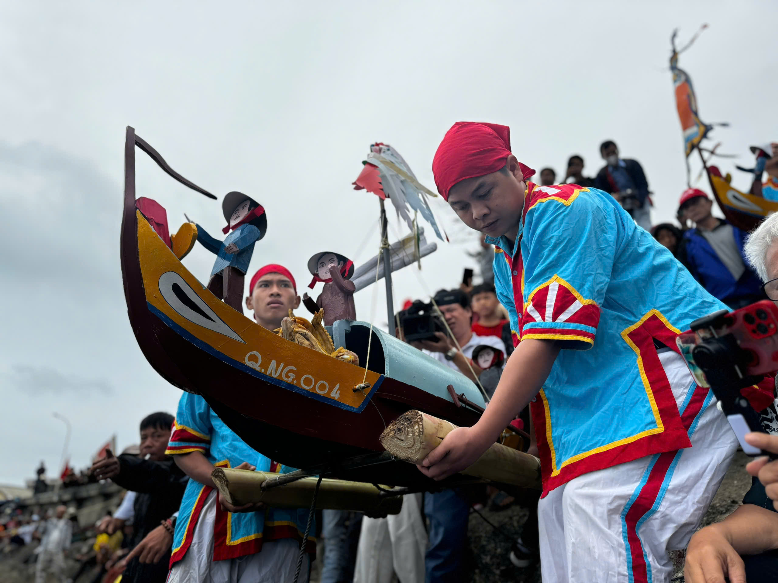 Hùng tráng Lễ Khao lề thế lính Hoàng Sa 