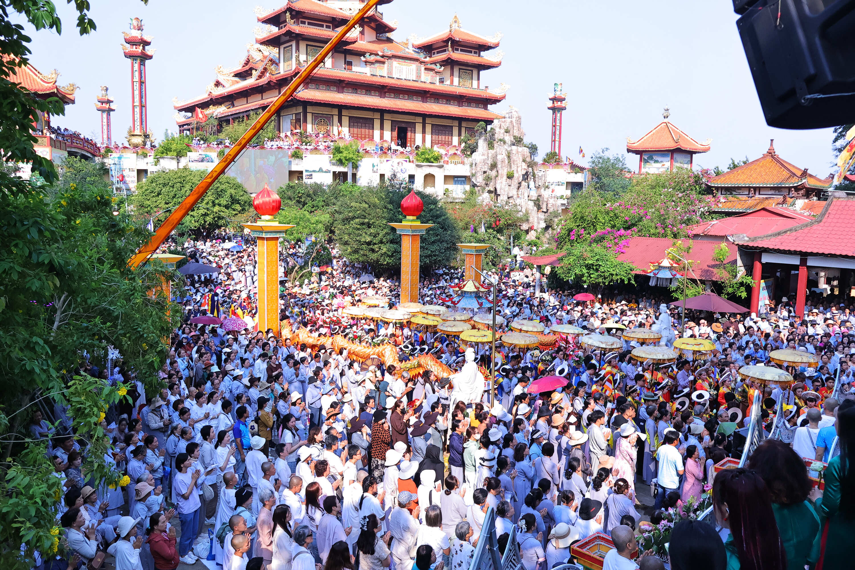 Hàng vạn người đổ về chiêm bái Lễ vía Đức Bồ Tát Quán Thế Âm Đà Nẵng