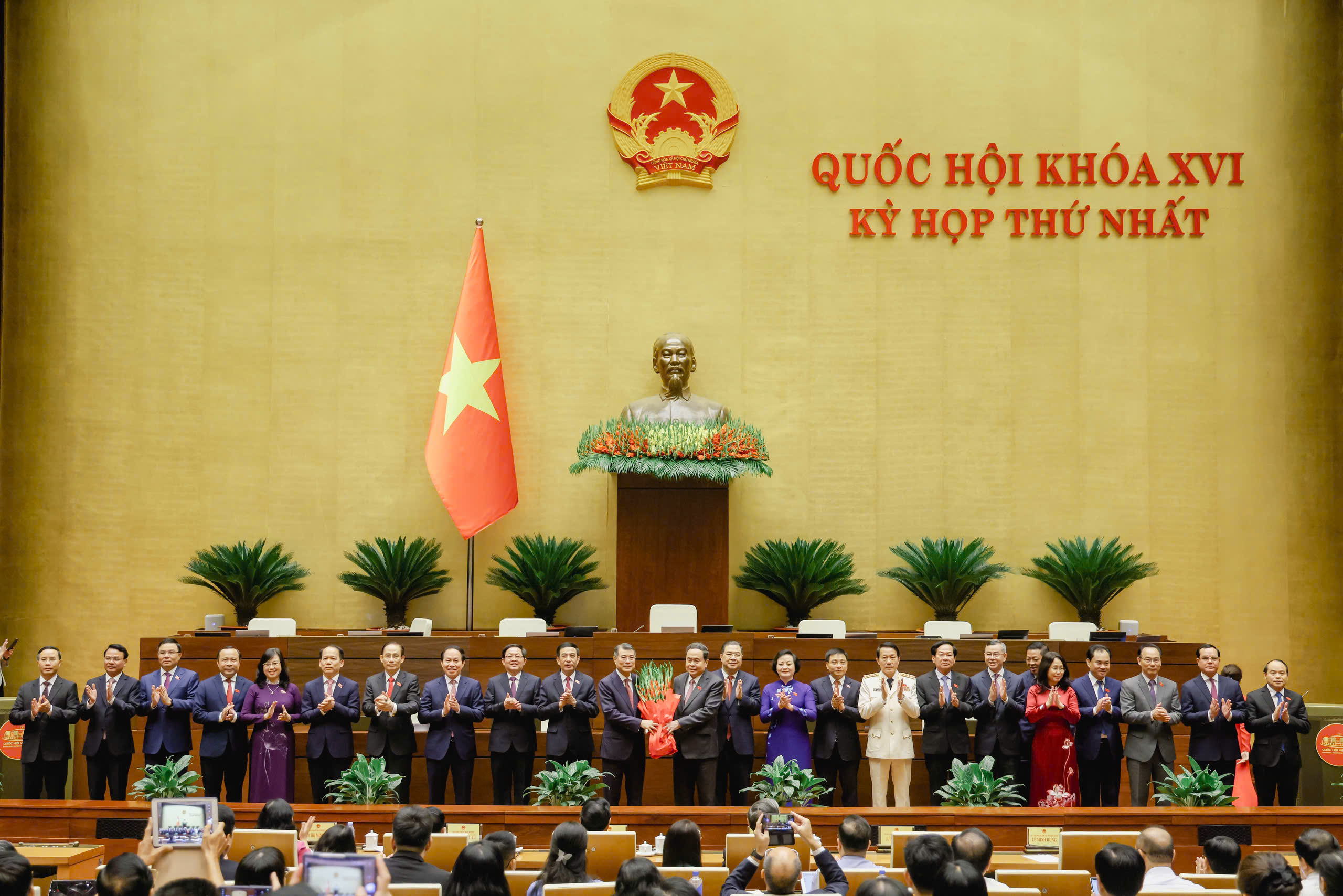 Quốc hội phê chuẩn bổ nhiệm 6 Phó Thủ tướng, 17 Bộ trưởng, trưởng ngành