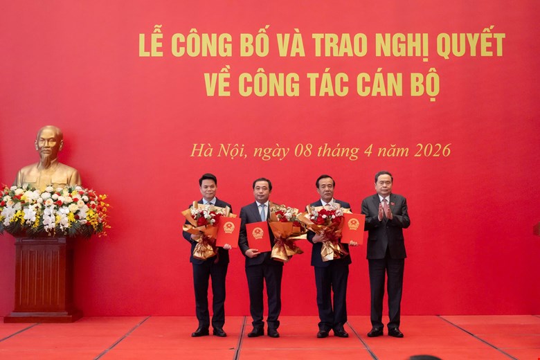 Chủ tịch Quốc hội trao Nghị quyết phê chuẩn Trưởng đoàn đại biểu Quốc hội