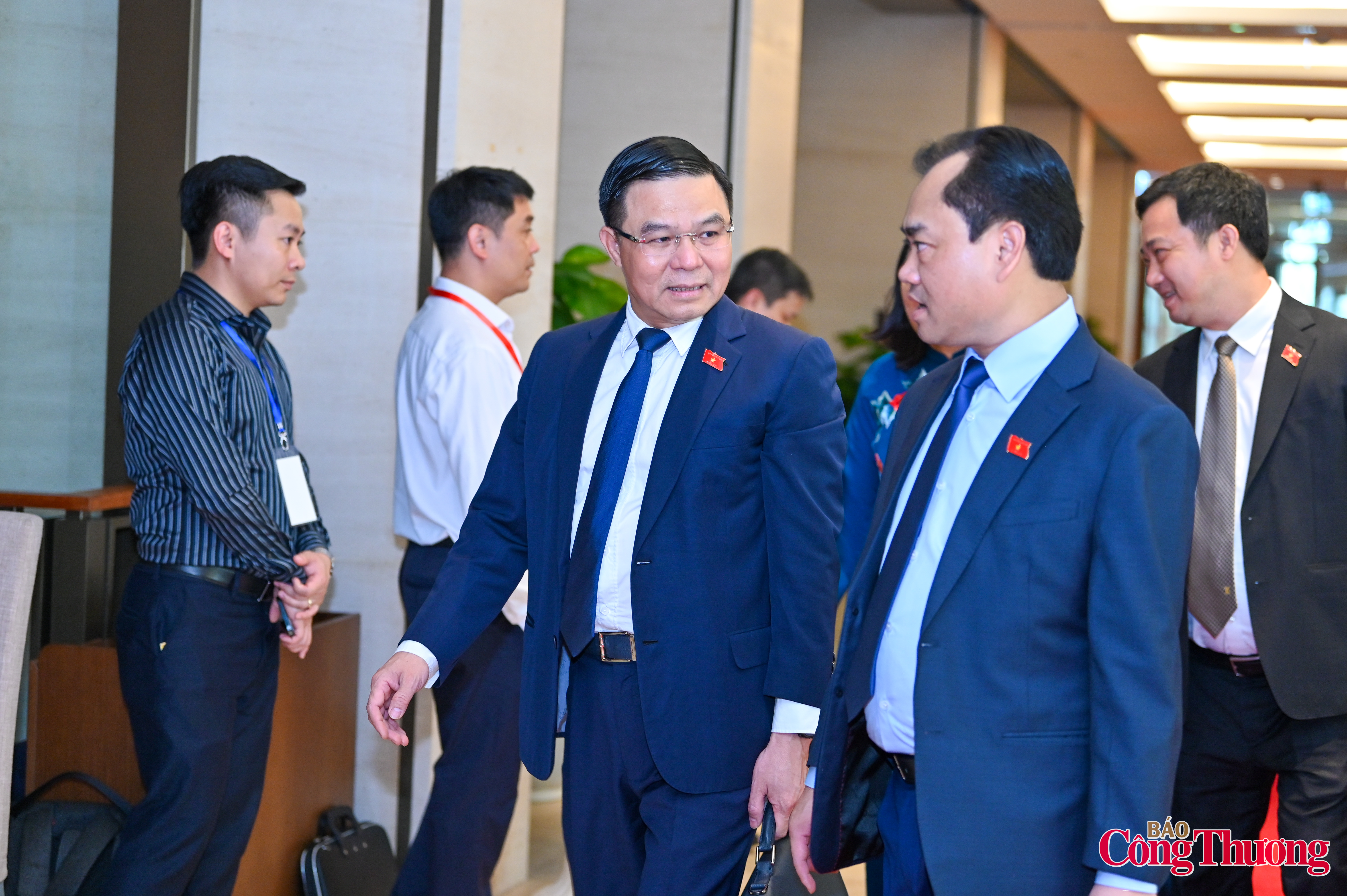 Sôi nổi bên hành lang nghị trường Kỳ họp thứ nhất, Quốc hội khóa XVI