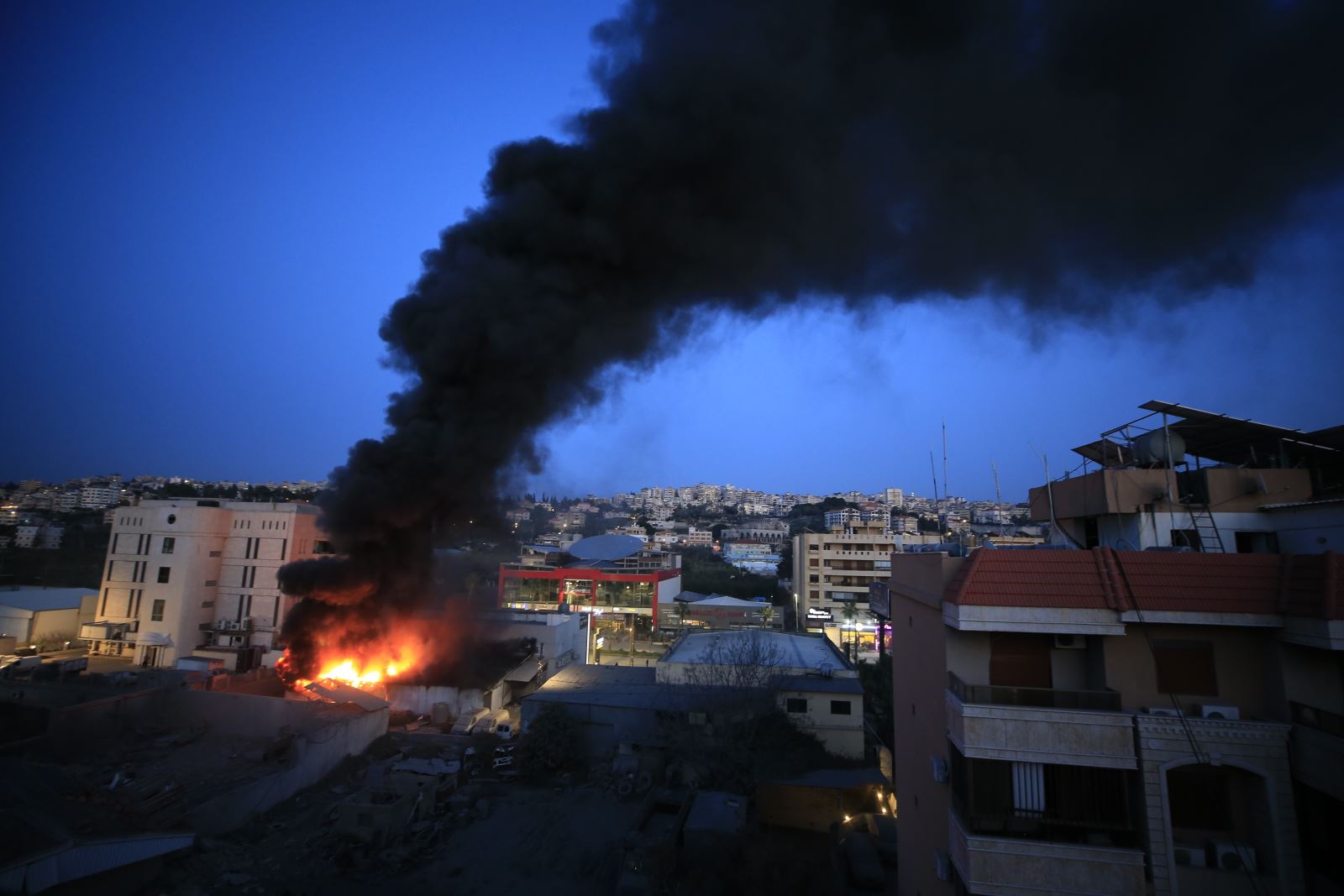 Chiến sự Trung Đông sáng 12/4: Hezbollah tấn công căn cứ Israel