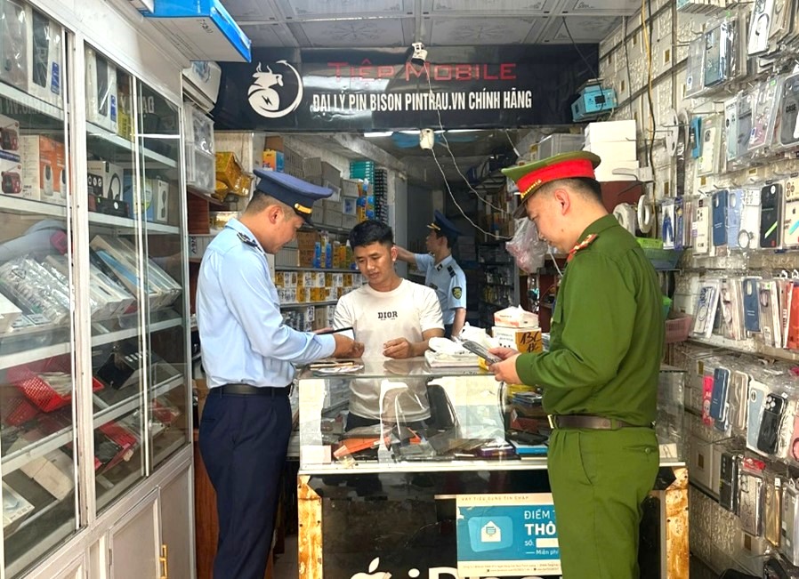 Nghệ An xử phạt hộ kinh doanh phụ kiện giả mạo nhãn hiệu 'SAMSUNG'