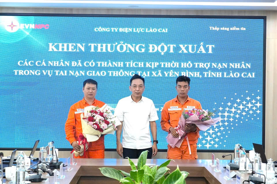 Khen thưởng 2 nhân viên điện lực cứu người bị tai nạn giao thông