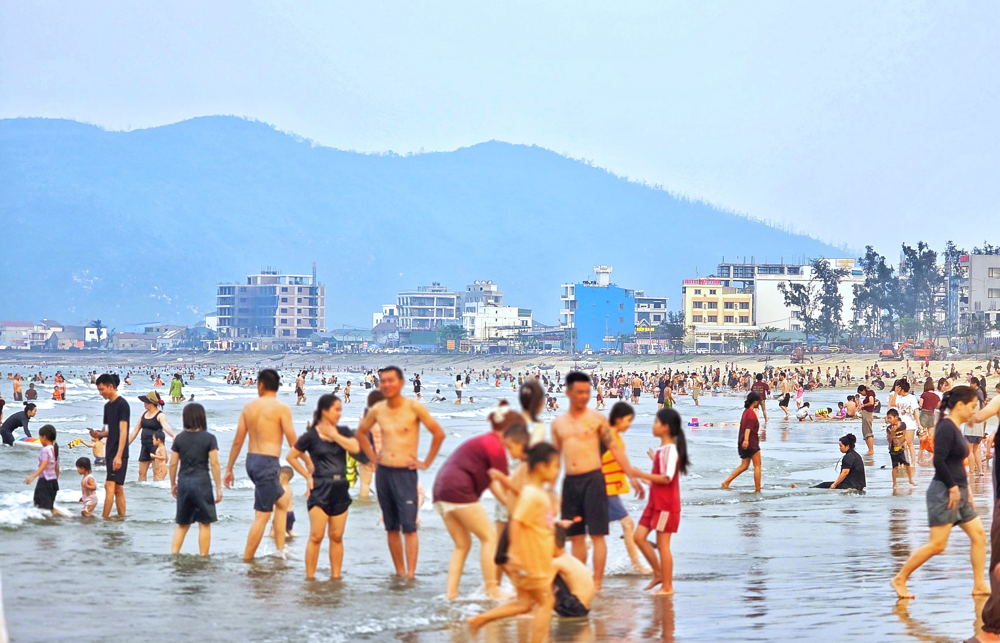 Hà Tĩnh: Nắng nóng gay gắt, người dân đổ về bãi biển giải nhiệt