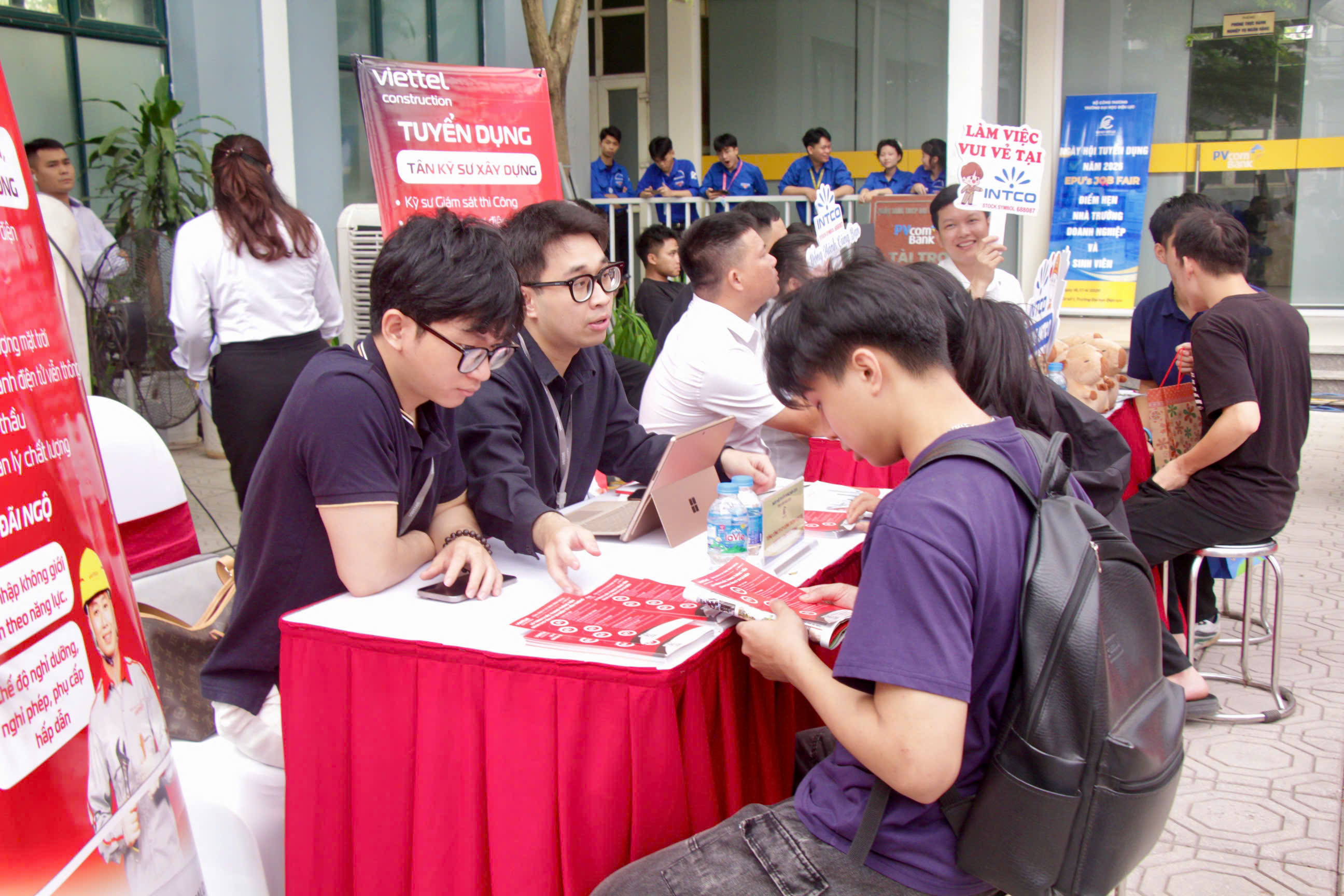 Hàng chục doanh nghiệp 'săn' kỹ sư tại Trường Đại học Điện lực