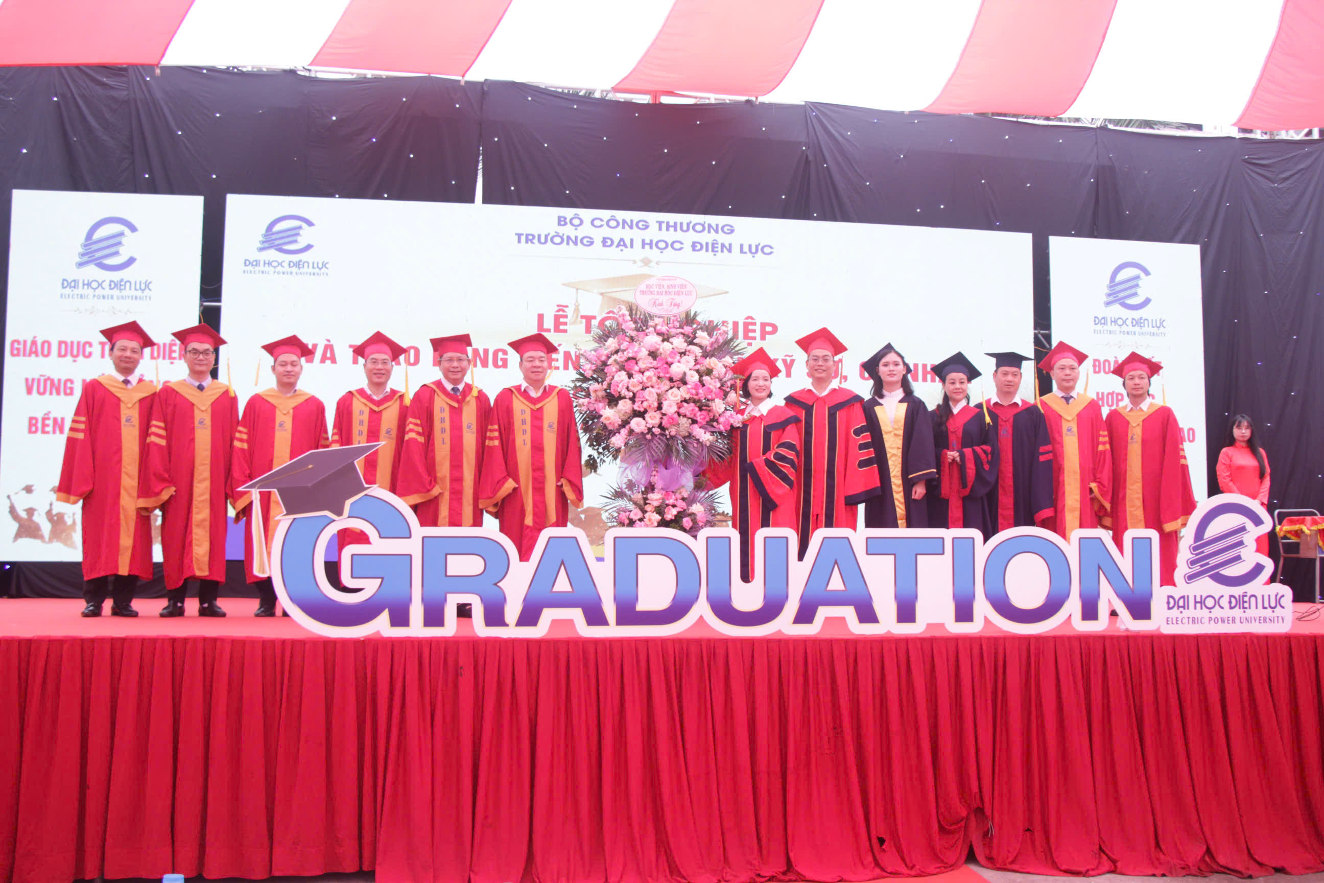 Trường Đại học Điện lực trao bằng tốt nghiệp cho gần 1.500 tân khoa