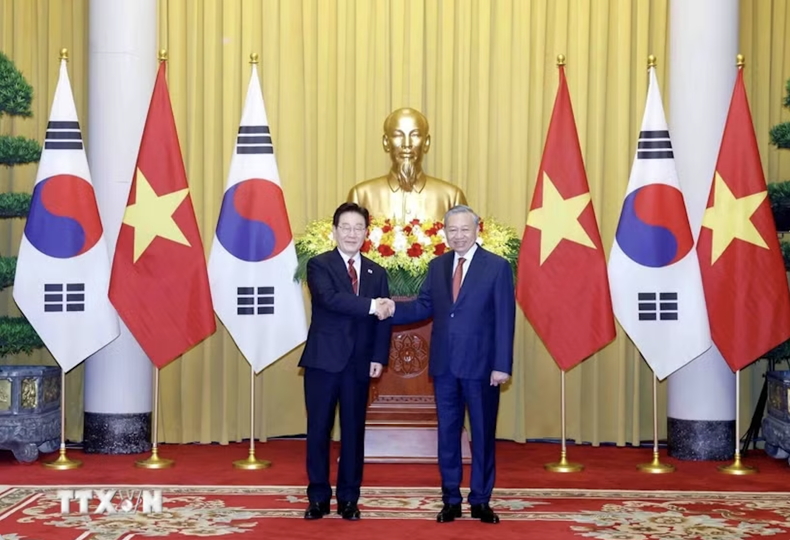Tổng thống Hàn Quốc và Phu nhân kết thúc chuyến thăm cấp Nhà nước tới Việt Nam