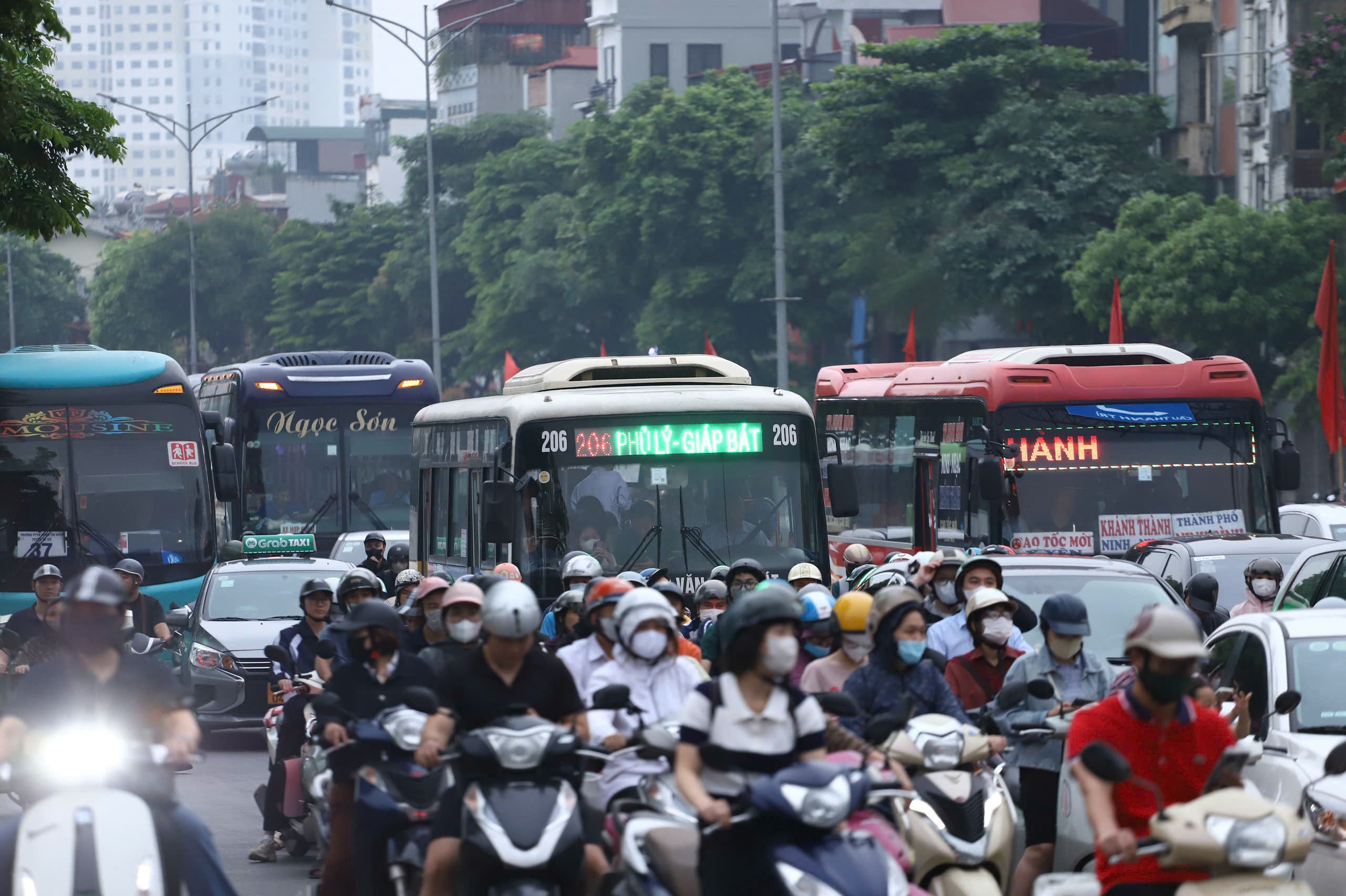 Người dân lũ lượt về quê nghỉ lễ, giao thông ùn ứ tại cửa ngõ Hà Nội