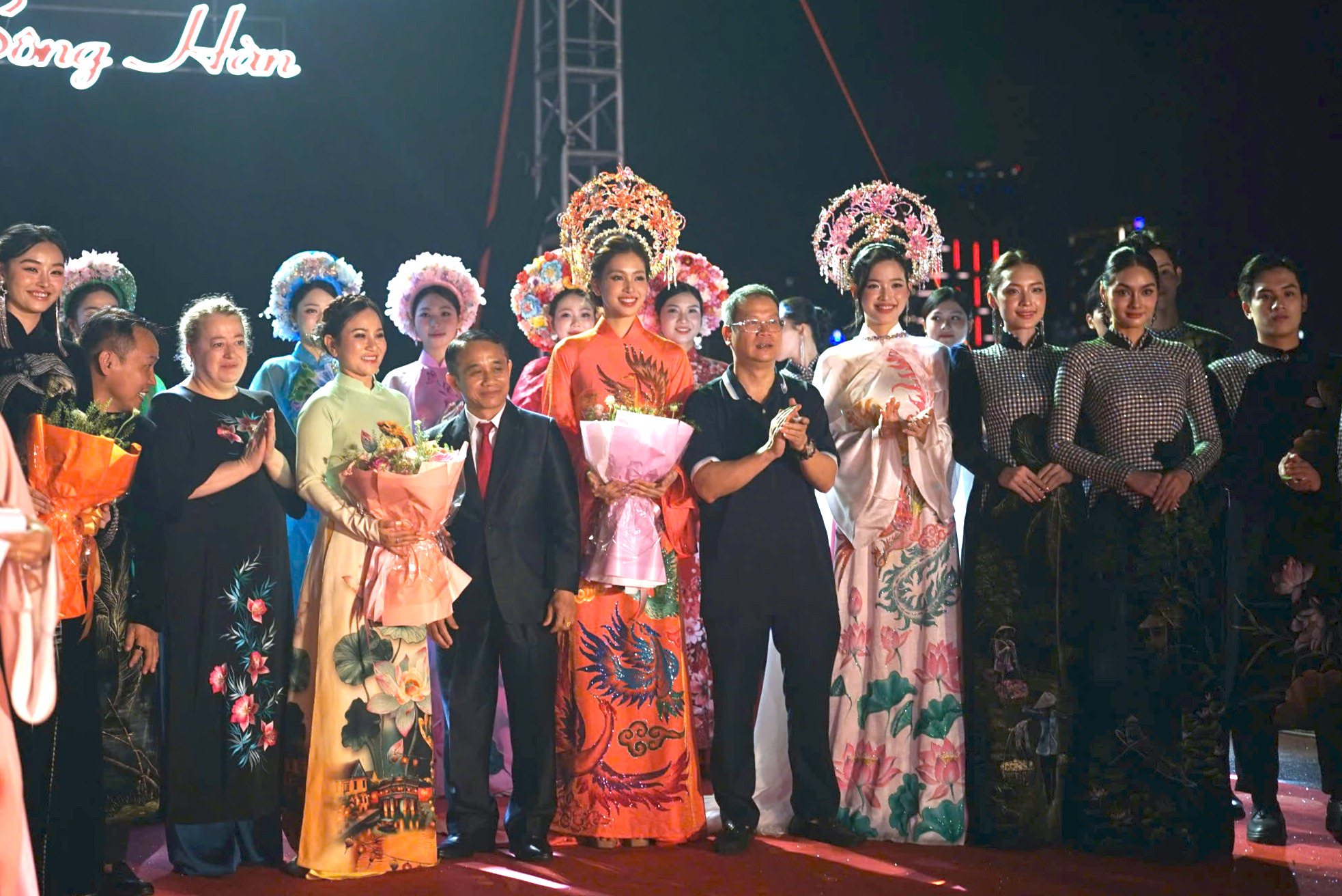 Áo dài truyền thống kể chuyện Đà Nẵng bên sông Hàn